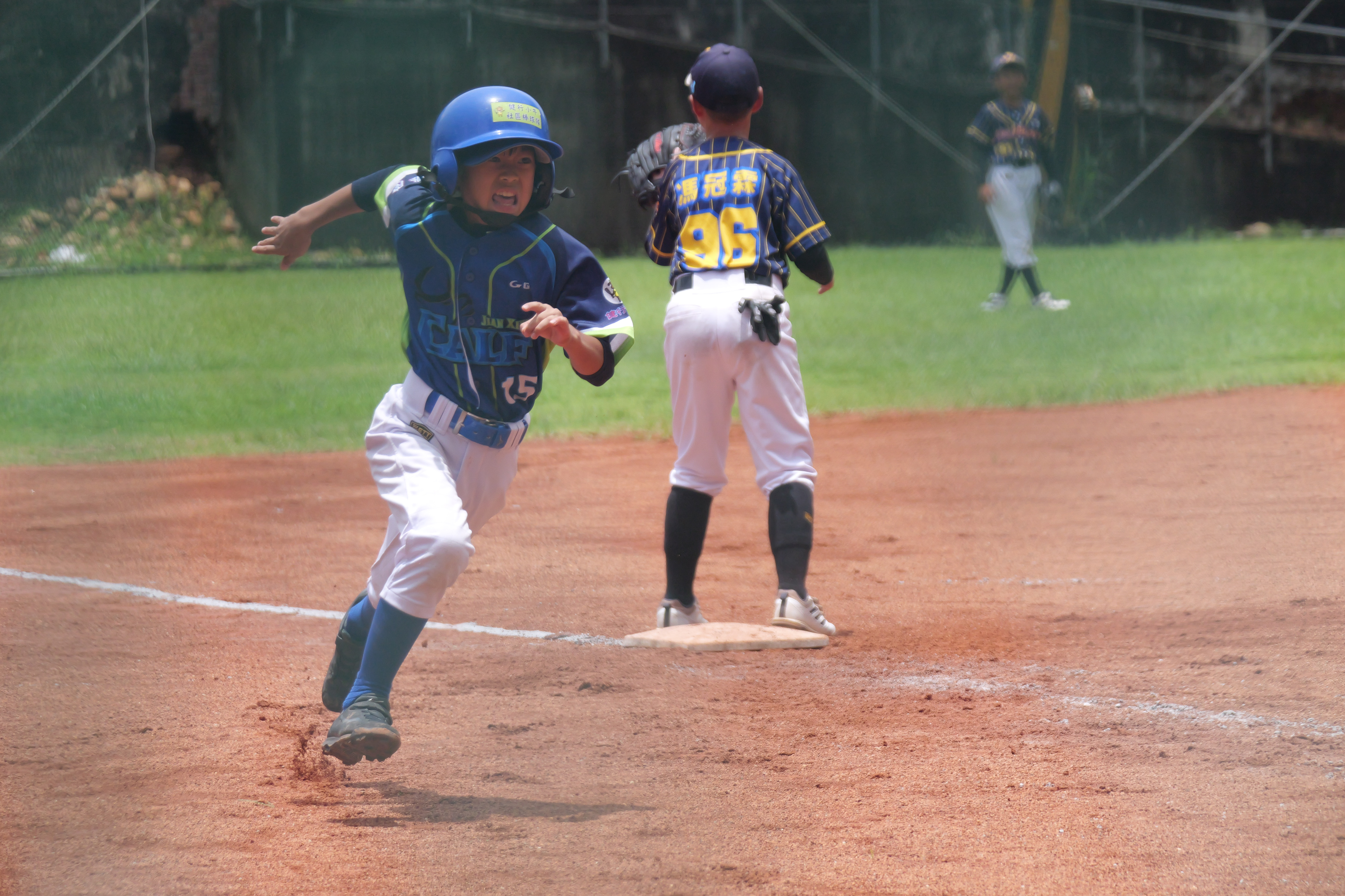 全國社區棒球賽》健行小牛J雖無緣晉級仍火力全開　吳奕然三分炸裂助17比1大勝東海河馬紅