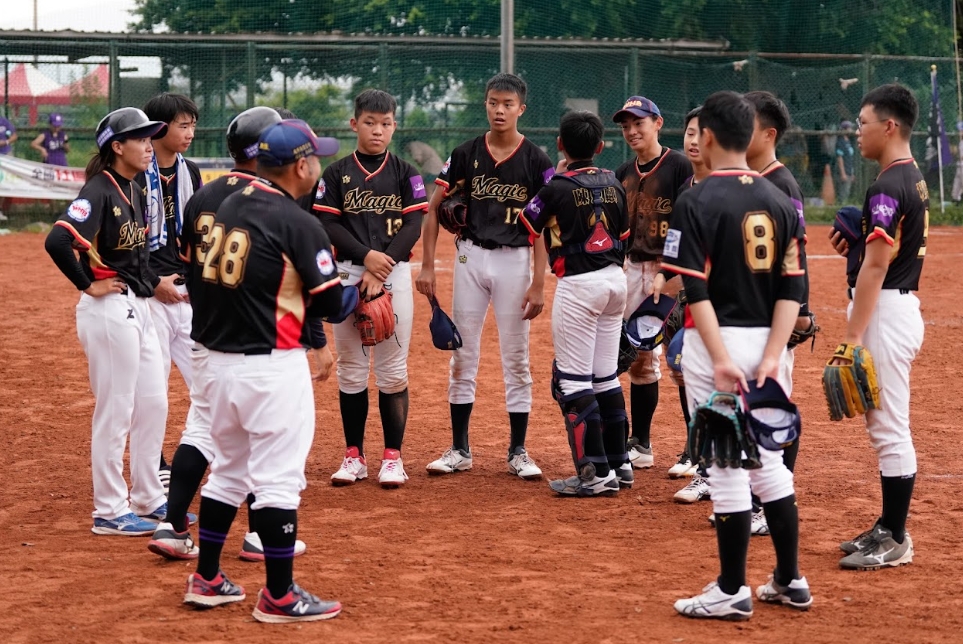 全國社區棒球賽》滂沱雨勢不減熱情！WHB魔法師三分之差擊敗和平使者　驚險拿下晉級