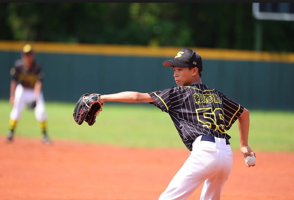 全國社區棒球賽》賴彥勳主投4局、敲清壘三壘打　大黃蜂6:1擊敗小太陽贏球功臣