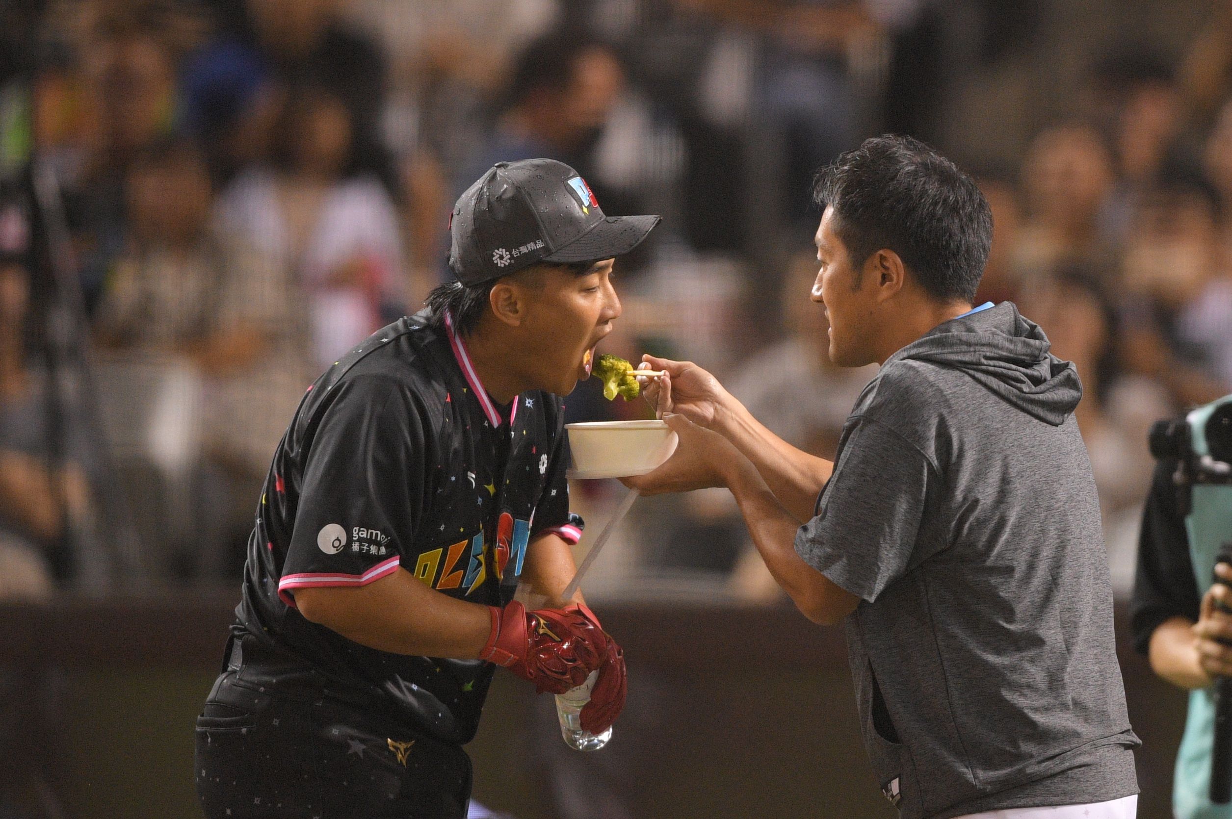 平野拿便當餵王政順。特約攝影蔡光逸攝