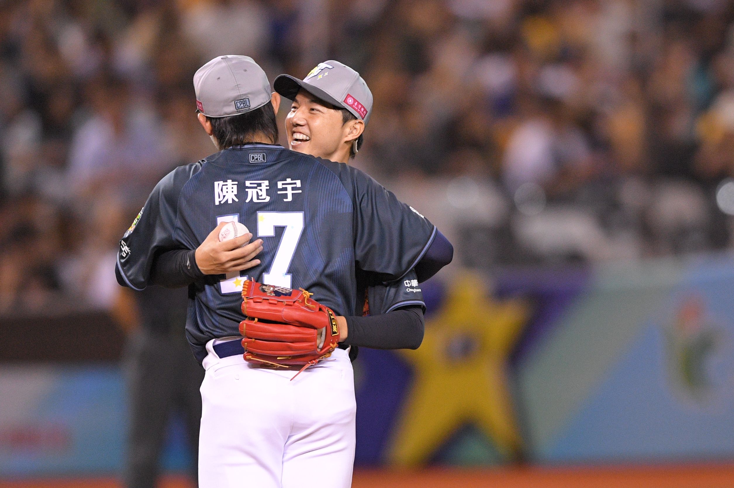 中職明星賽》郭俊麟重現迪士尼「求婚」陳冠宇　戒指還是江國豪贊助