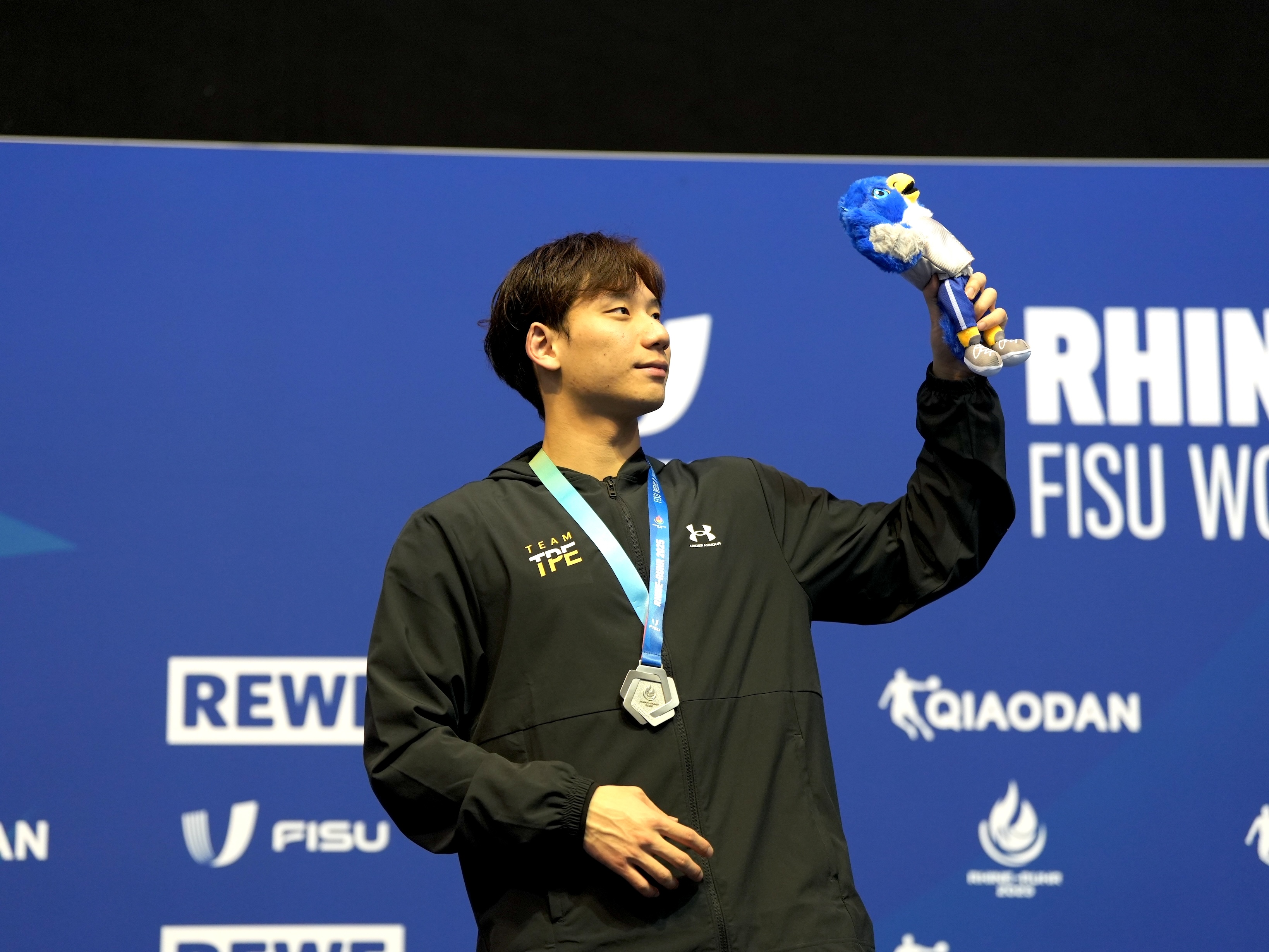 萊茵魯爾世大運游泳男子200公尺蝶式決賽，王冠閎最終以1分55秒85獲得銀牌。（李宇政攝）