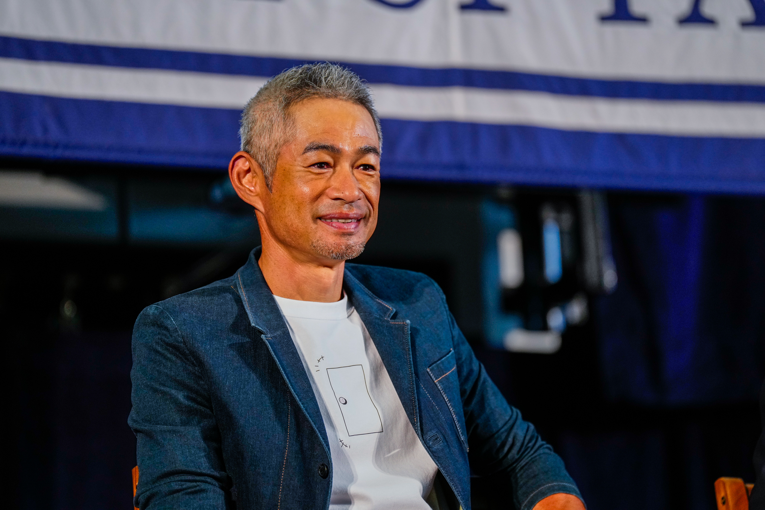 MLB》鈴木一朗帶著老婆參加名人堂遊行　一路笑著揮手致意：一起奮鬥過的『戰友』