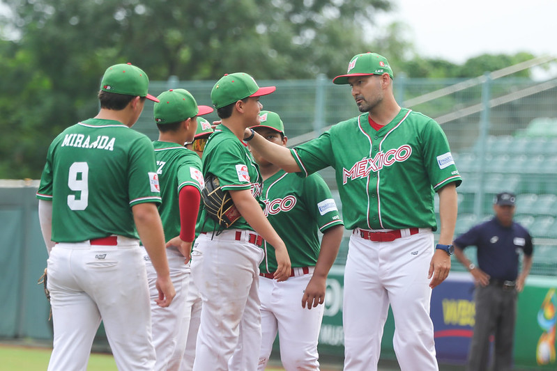 U12世界盃》隊友被拉掉、他在準備區發出聲音　墨西哥小選手被驅逐出場