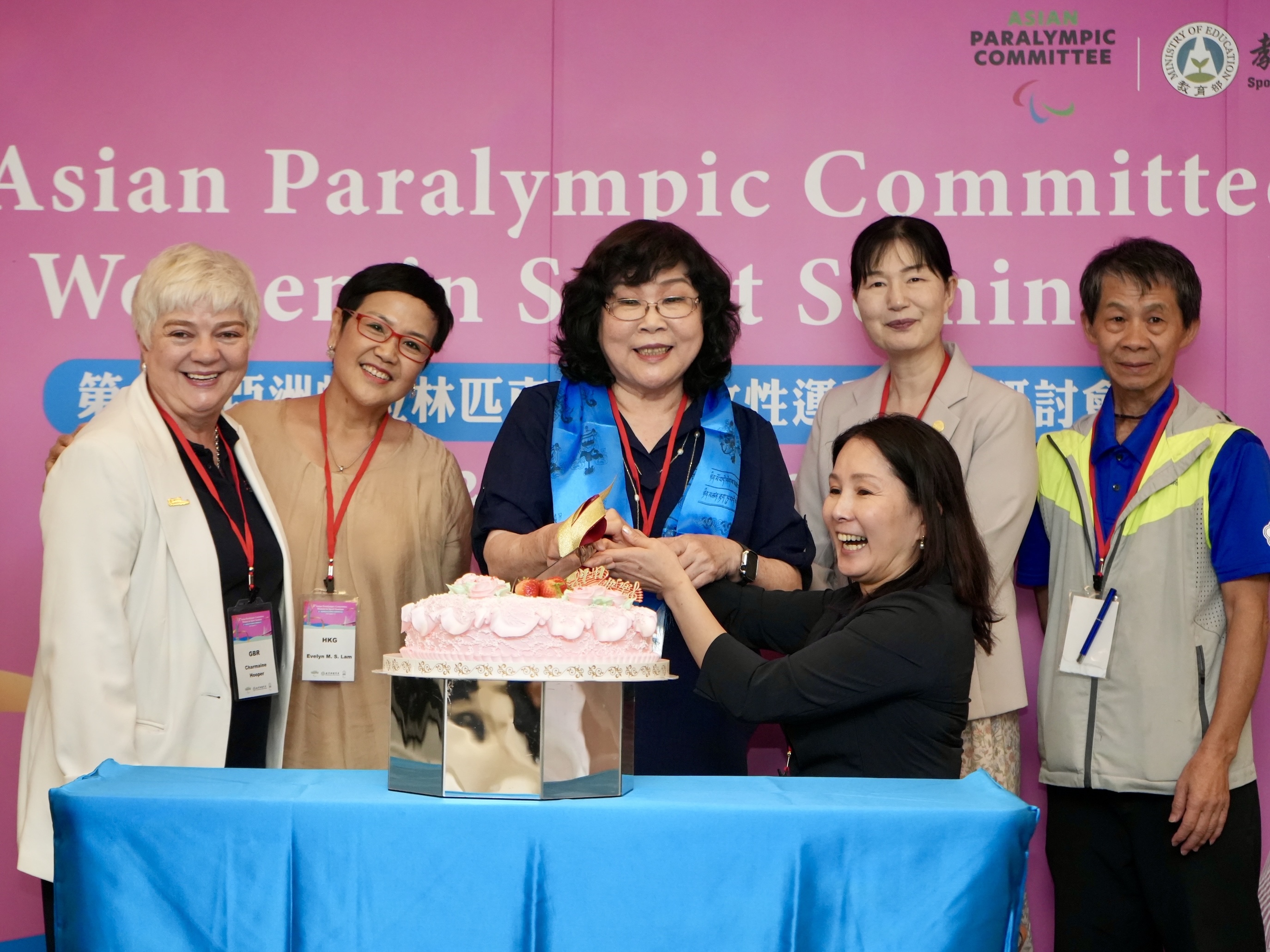 體壇》首屆APC女性運動發展研討會在台閉幕　大蛋糕讓帕總會長穆閩珠驚喜