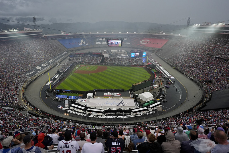 MLB》賽車場改成棒球場　歷史性賽事因雨保留
