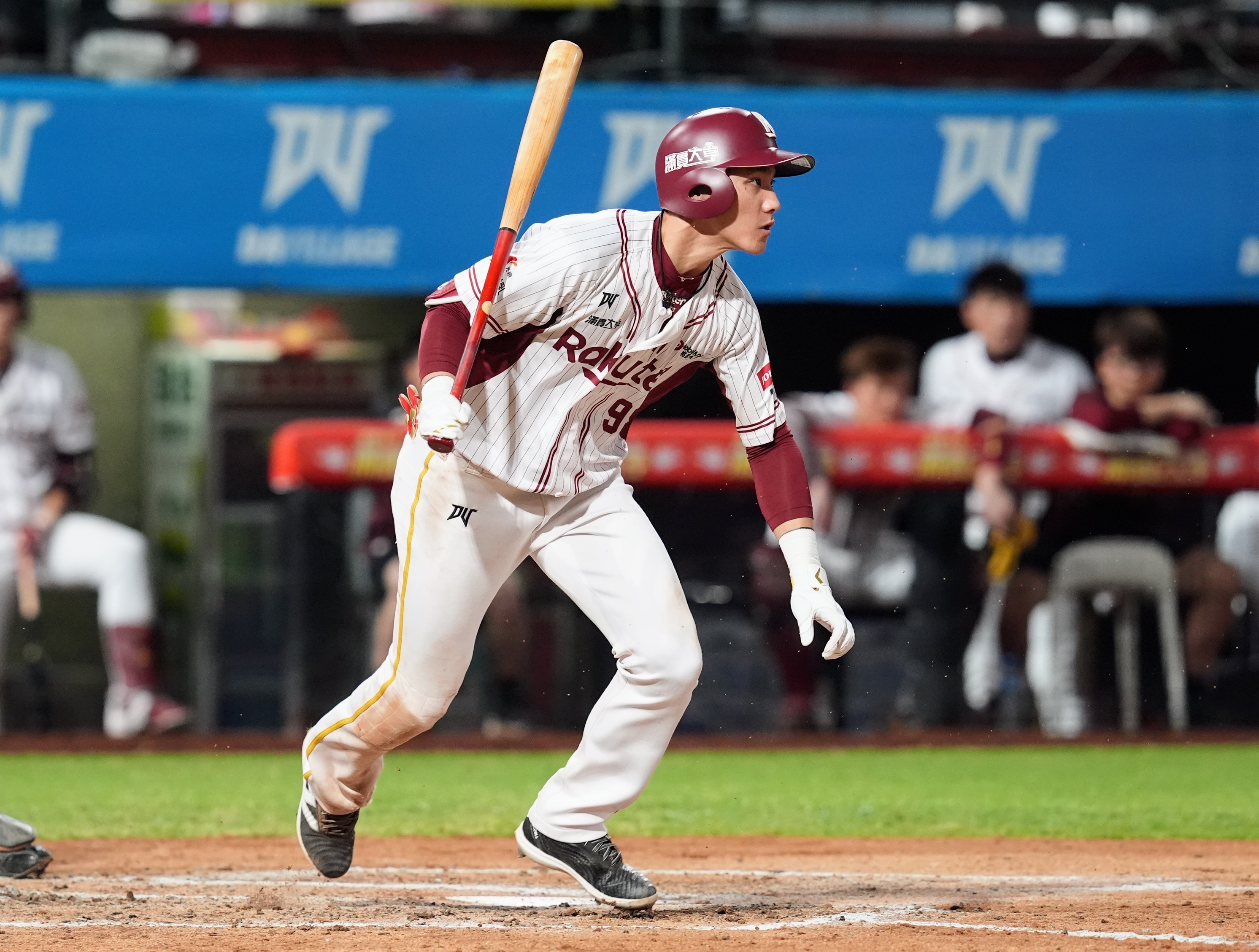 樂天桃猿》陳晨威拚翻盤「雙冠王」先發第1棒　再盜1次還達成生涯200盜　