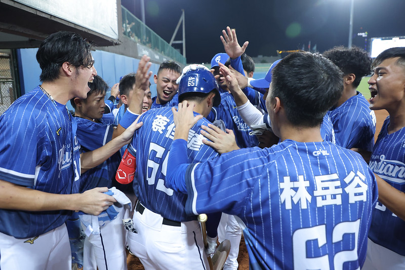 富邦悍將》蔡佳諺回台東兩場都擊出長打　陳金鋒相信他可以打很好