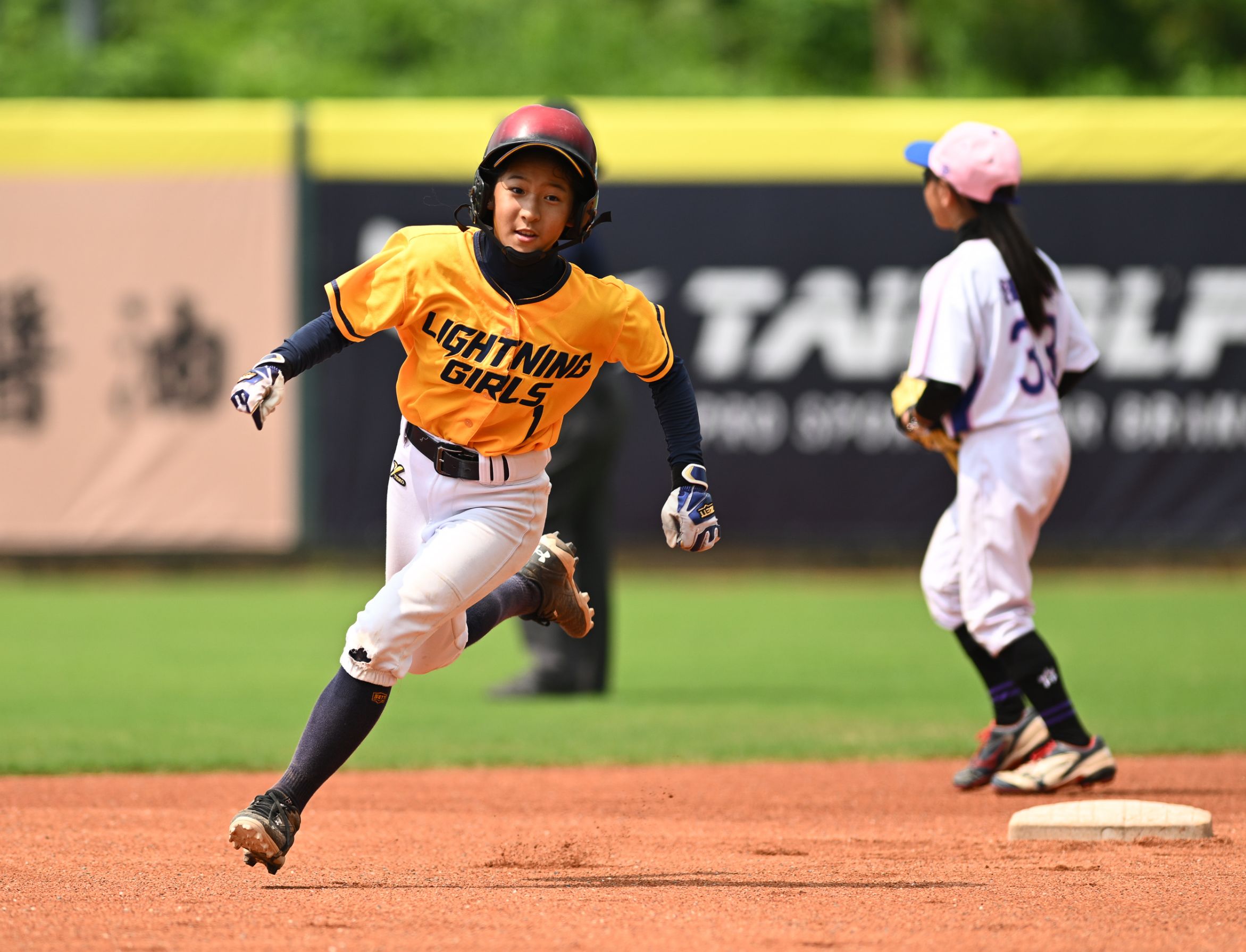 全國社區棒球賽》閃電快腿發威！吳淳暄場內全壘打　閃電女孩B力退魔法師