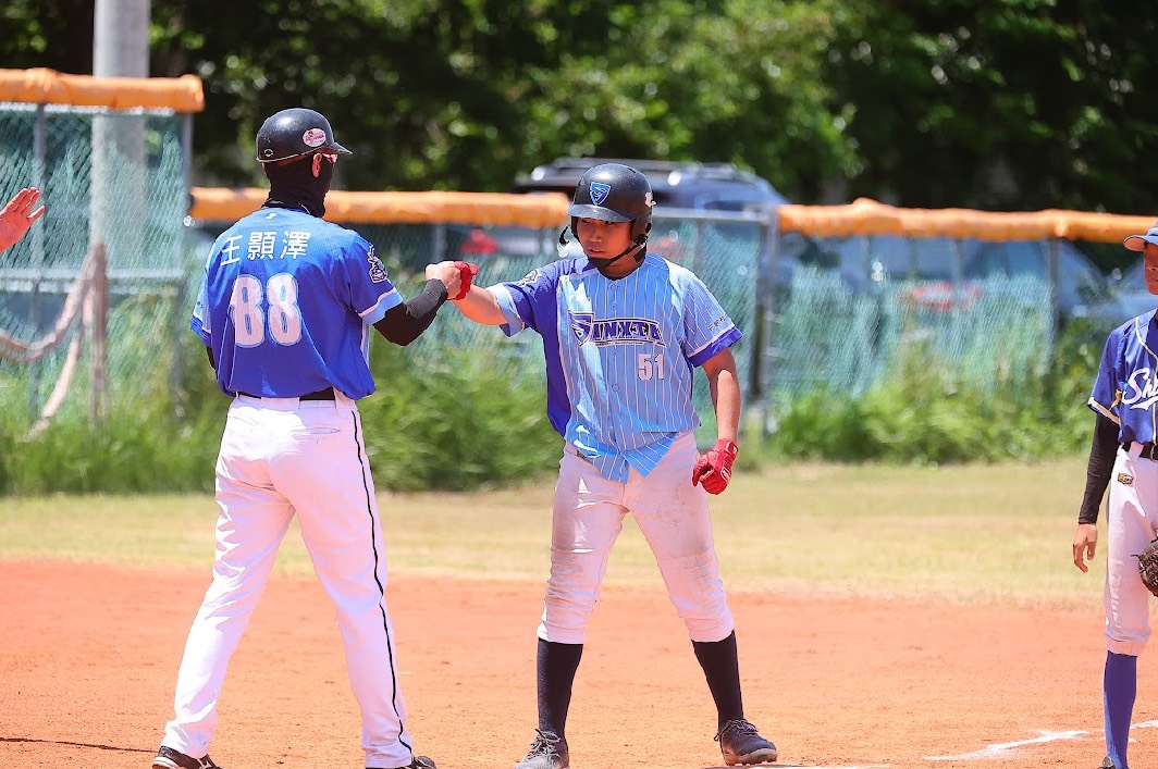 全國社區棒球賽》張鴻帥清壘三壘安打　三峽陸戰單局灌7分打退閃耀之星A