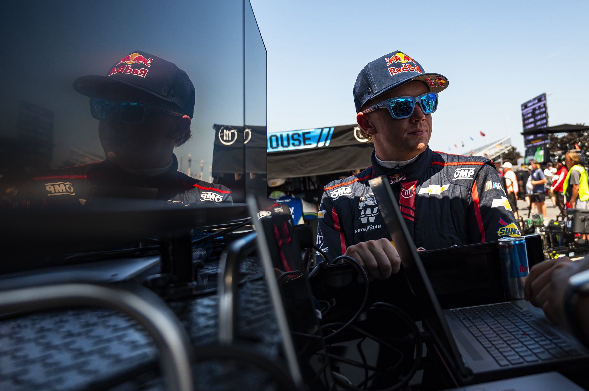 賽車》樂極生悲　潛力新秀慶祝奪冠卻從車頂摔落　鎖骨骨折