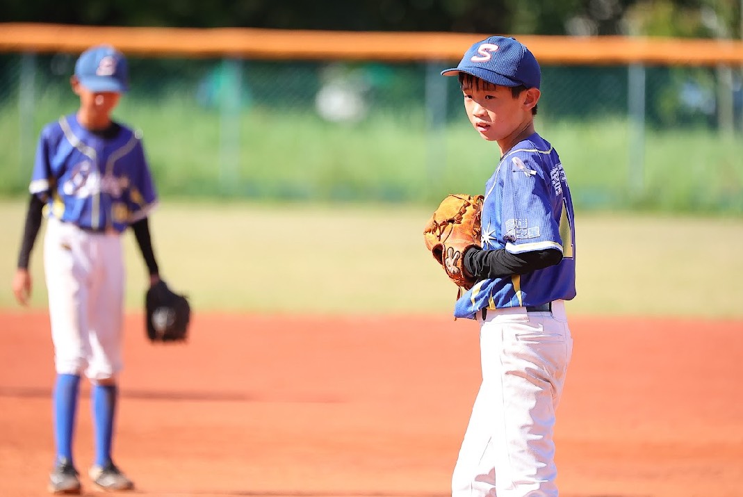 全國社區棒球賽》紀念已故教練！閃耀之星A左袖別上絲帶　背靠背場內轟取勝致敬