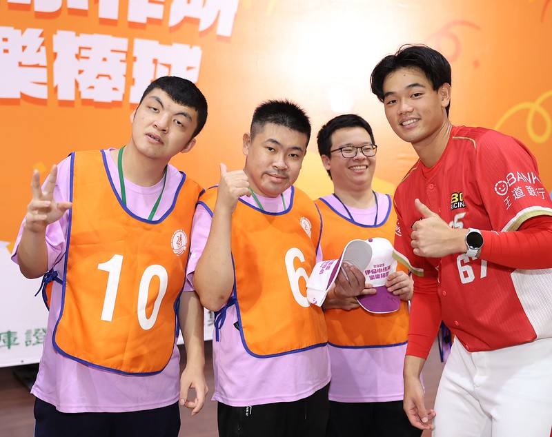 味全龍》伊甸第二屆樂樂棒球賽　逾280位身障學員齊聚台中大比拚  味全龍將曹祐齊熱情開球 為場上選手加油打氣