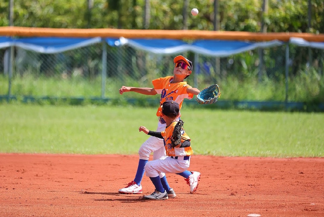 全國社區棒球賽》杜幕宸完封勝！NBA港湖社區紅美技守備連發　8:0勝台中仁美J晉級四強