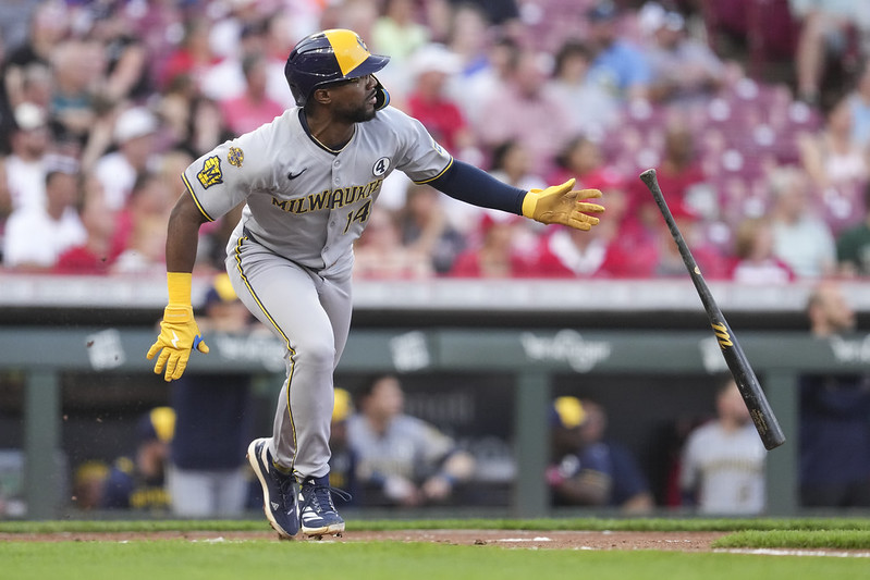 MLB》延長11局驚險贏球　釀酒人14連勝創隊史紀錄