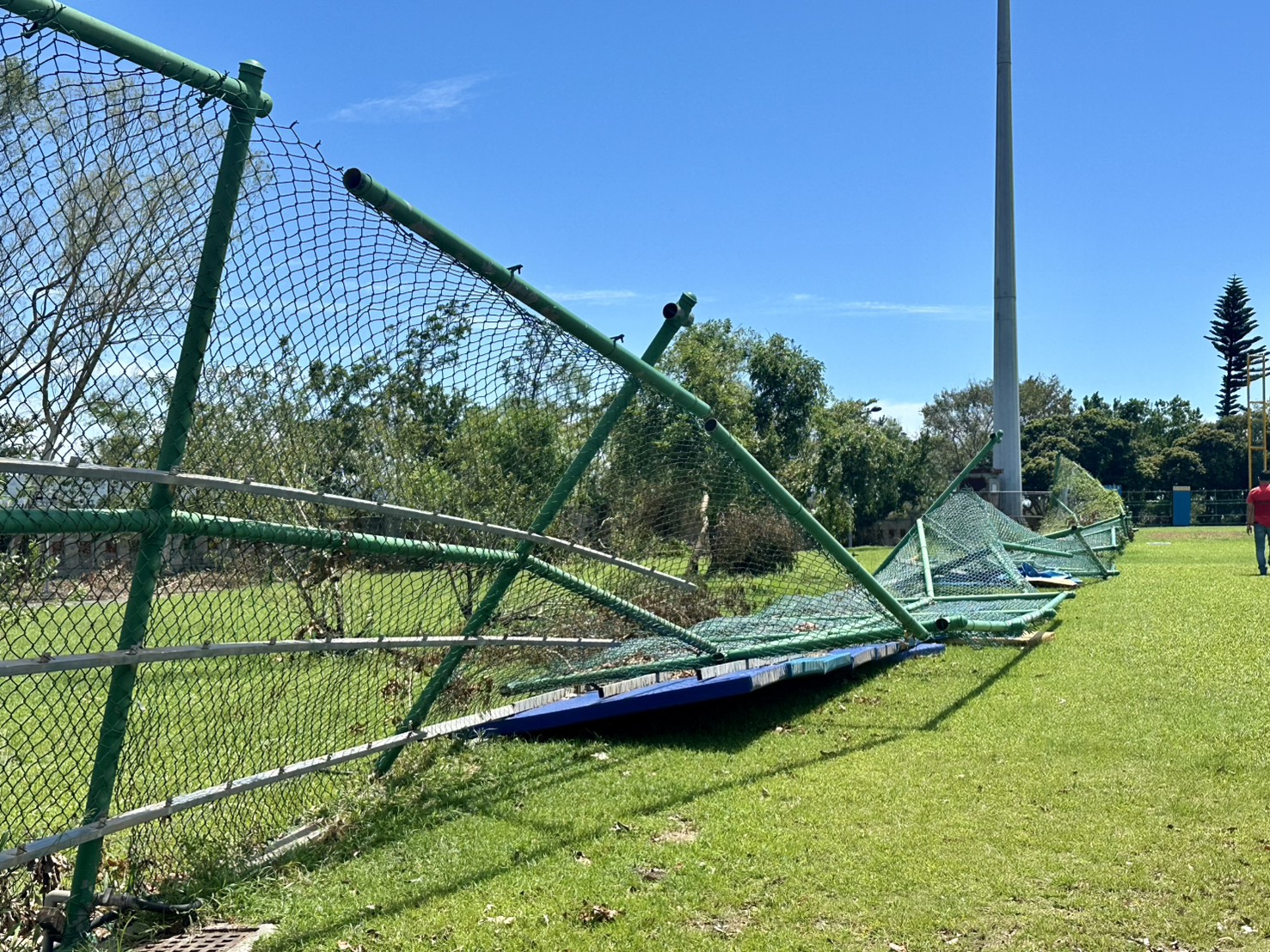 棒球》颱風重創台東體中棒球場！莊瑞雄、陳瑩偕鄭世忠會勘　感嘆球場滿目瘡痍