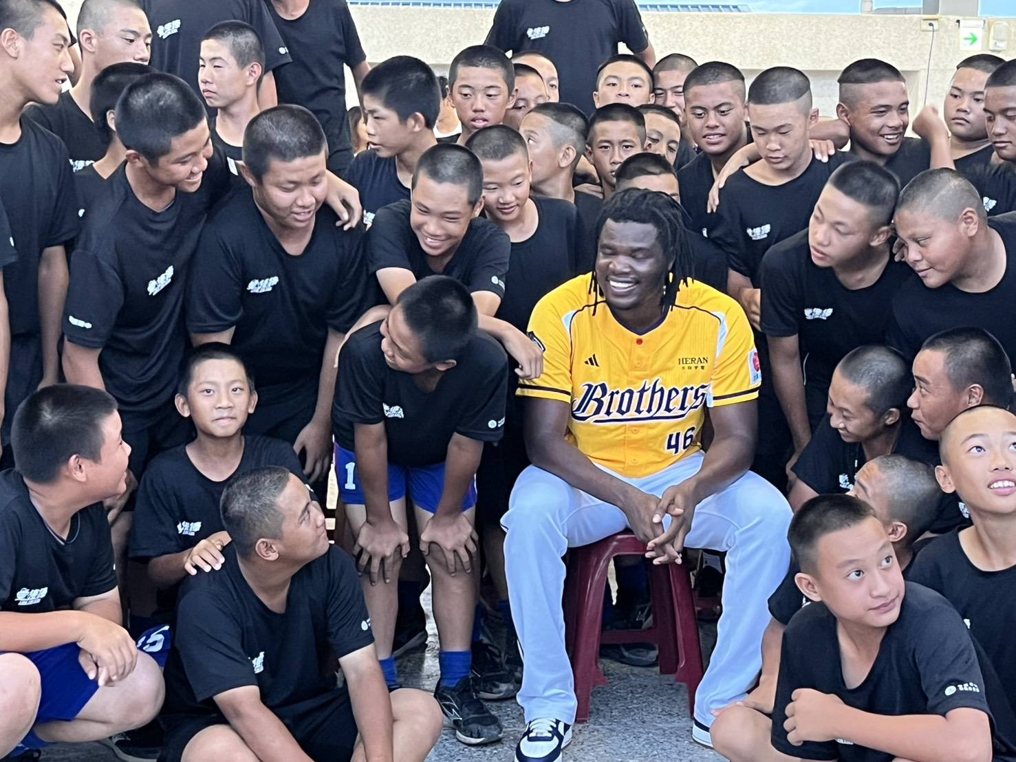 中信兄弟》德保拉現身中信盃棒球賽晚會　鼓勵小選手要有強大的心智　