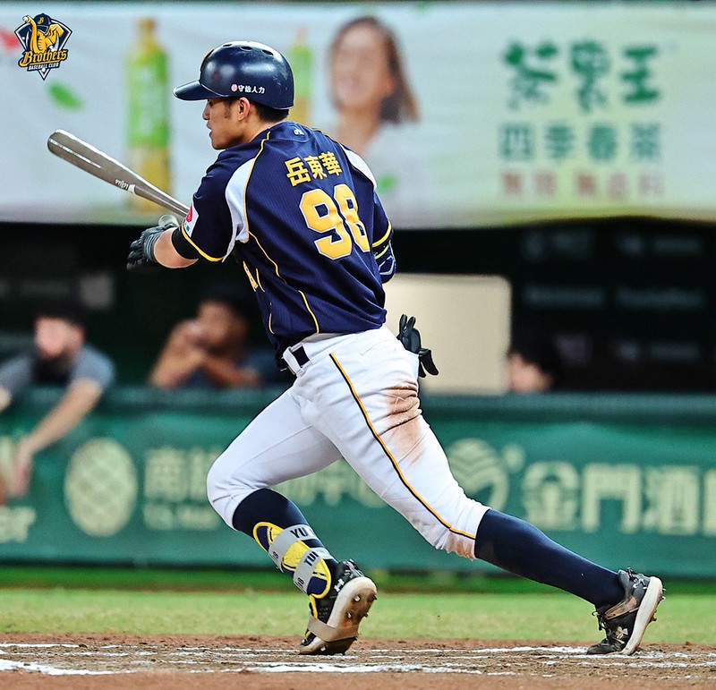 中信兄弟》膝蓋不舒服也不退場　平野惠一賽後先讚賞岳東華
