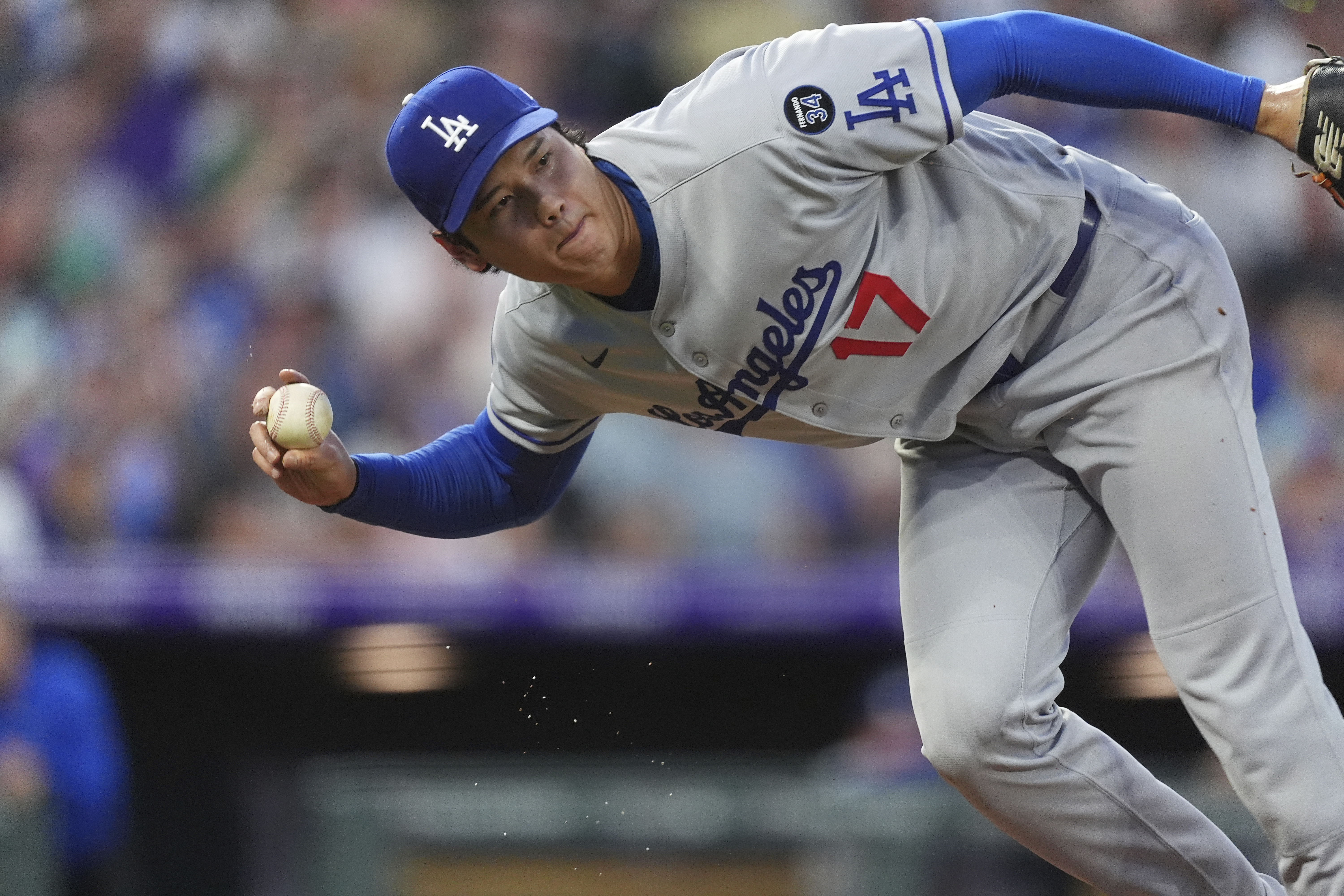 MLB》影／大谷翔平投球遭強襲球打中右腳、忍痛撿球一拐一拐走再續投