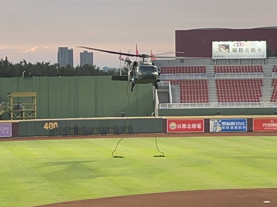 樂天桃猿》黑鷹直升機睽違8年重返桃園球場！　超低空飛行震撼全場
