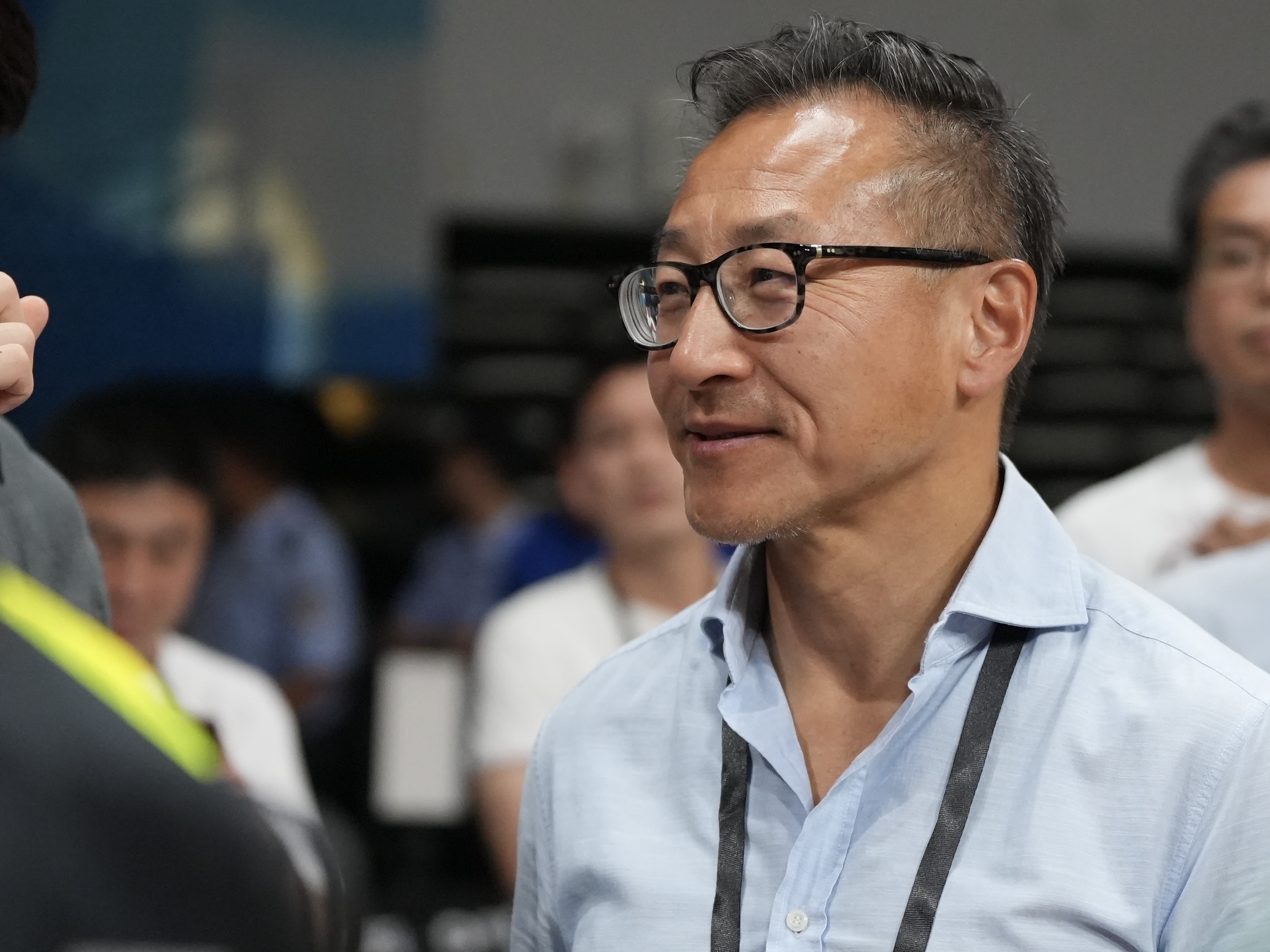 亞洲大學生籃球聯賽》政大雄鷹奪冠　阿里巴巴主席蔡崇信走向球隊祝賀