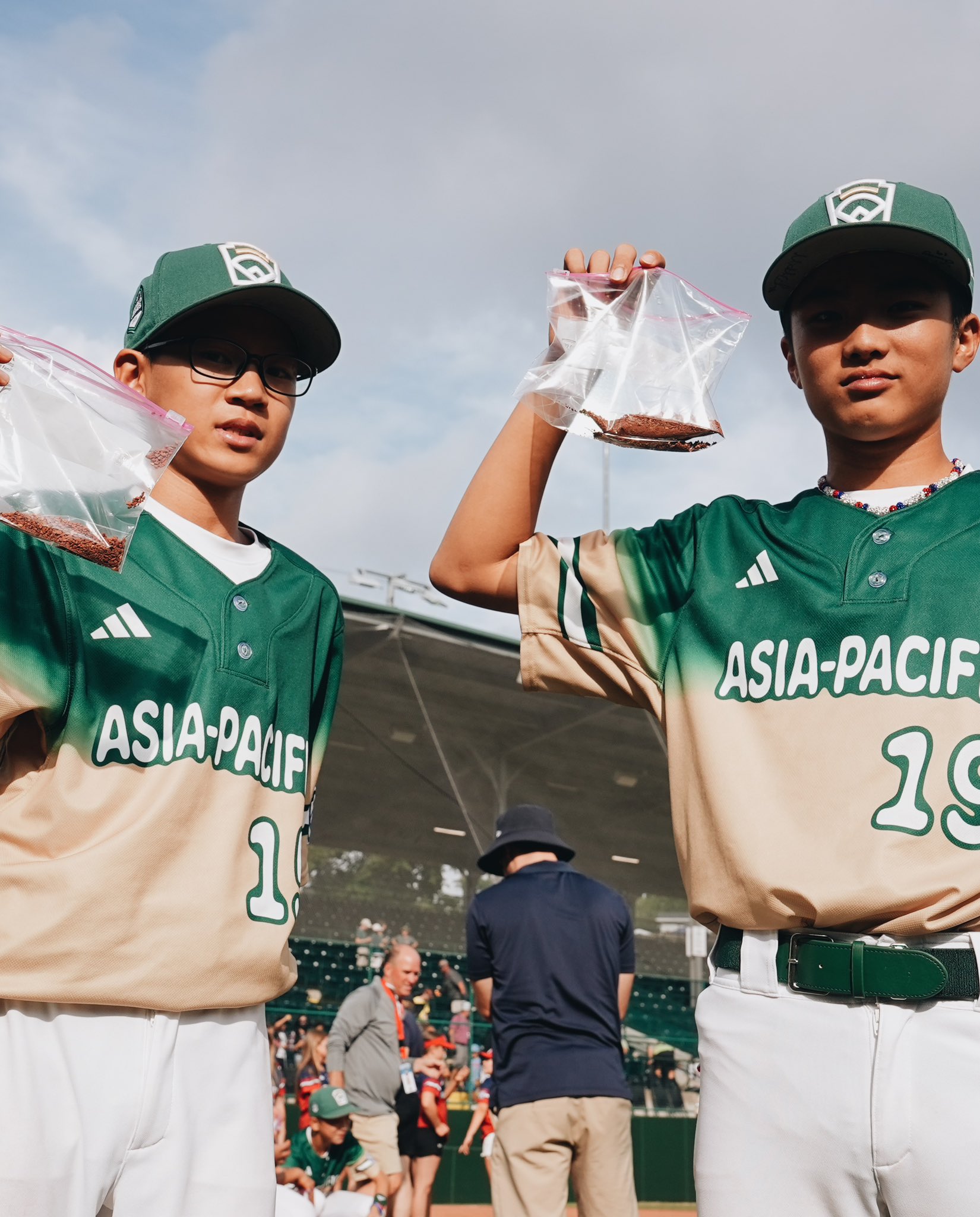 威廉波特》影／東園國小奪冠！賽後球員特地收集球場紅土　蔣萬安承諾將帶小將們吃大餐