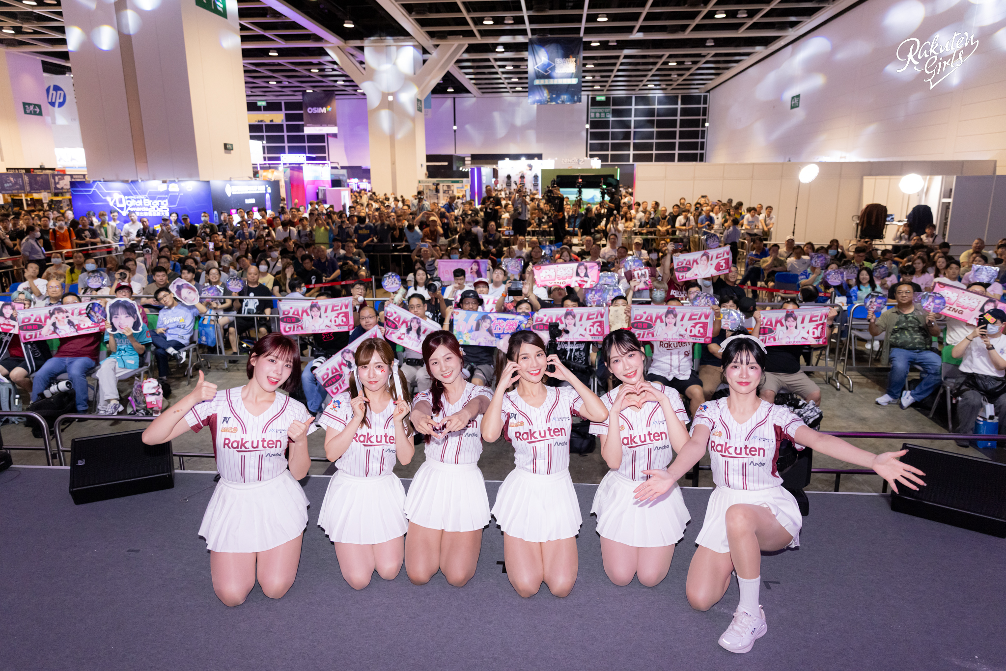 樂天桃猿》女孩香港行人氣爆棚　粉絲拿應援毛巾跟週邊力挺