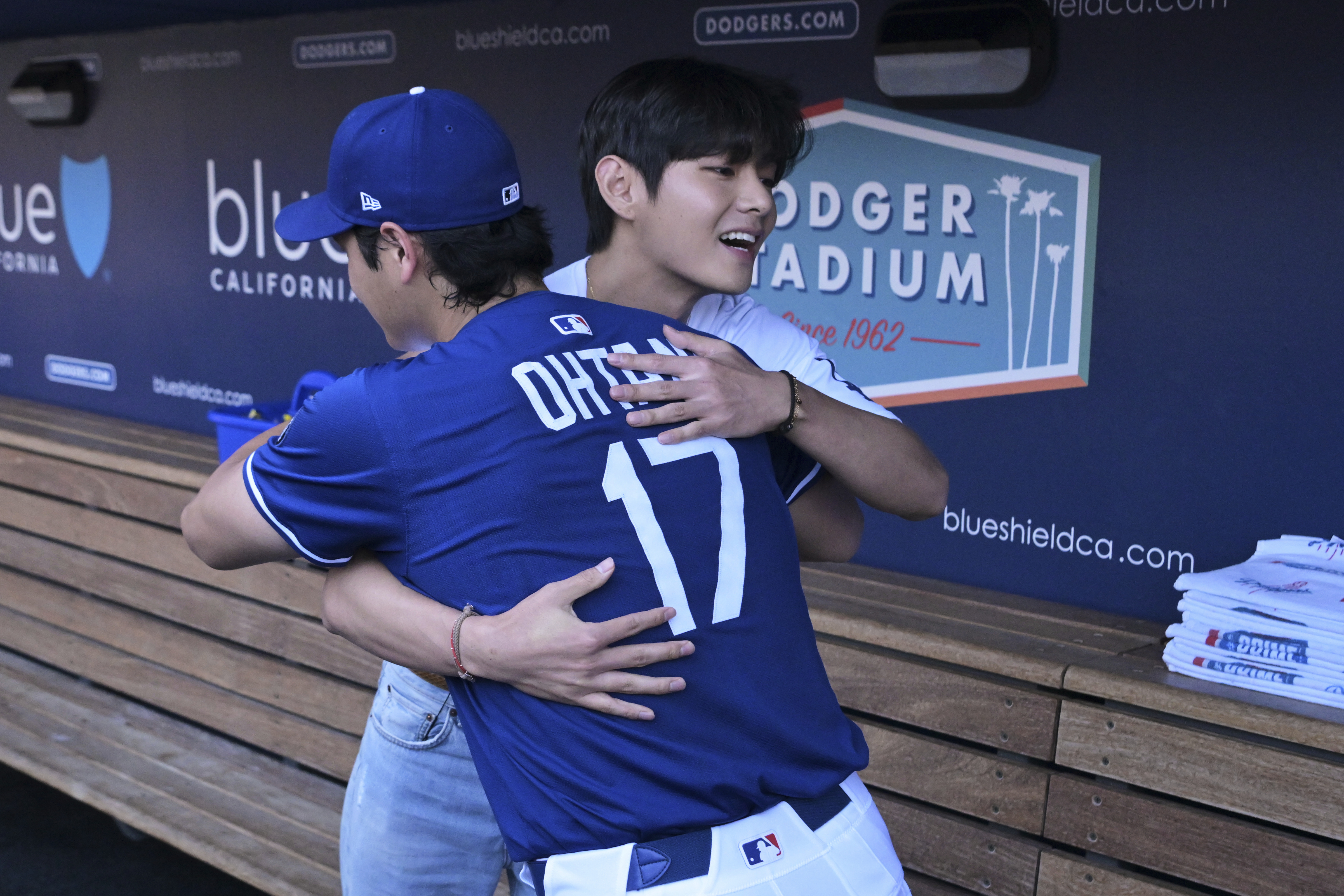 MLB》影／ARMY粉瘋了！大谷翔平與BTS「V」歷史同框擁抱　V驚訝瞪大眼睛、張大嘴巴