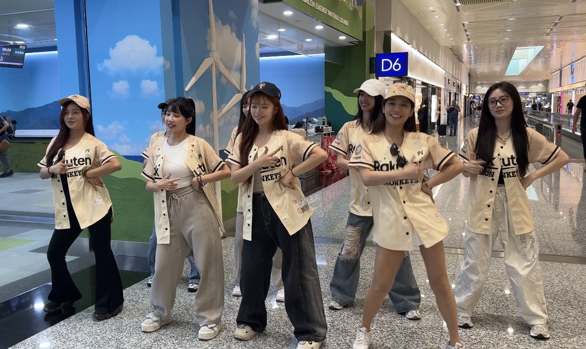 樂天桃猿》「樂天女孩」8人出發美國！  自備台灣泡麵、期待踩點大聯盟球場