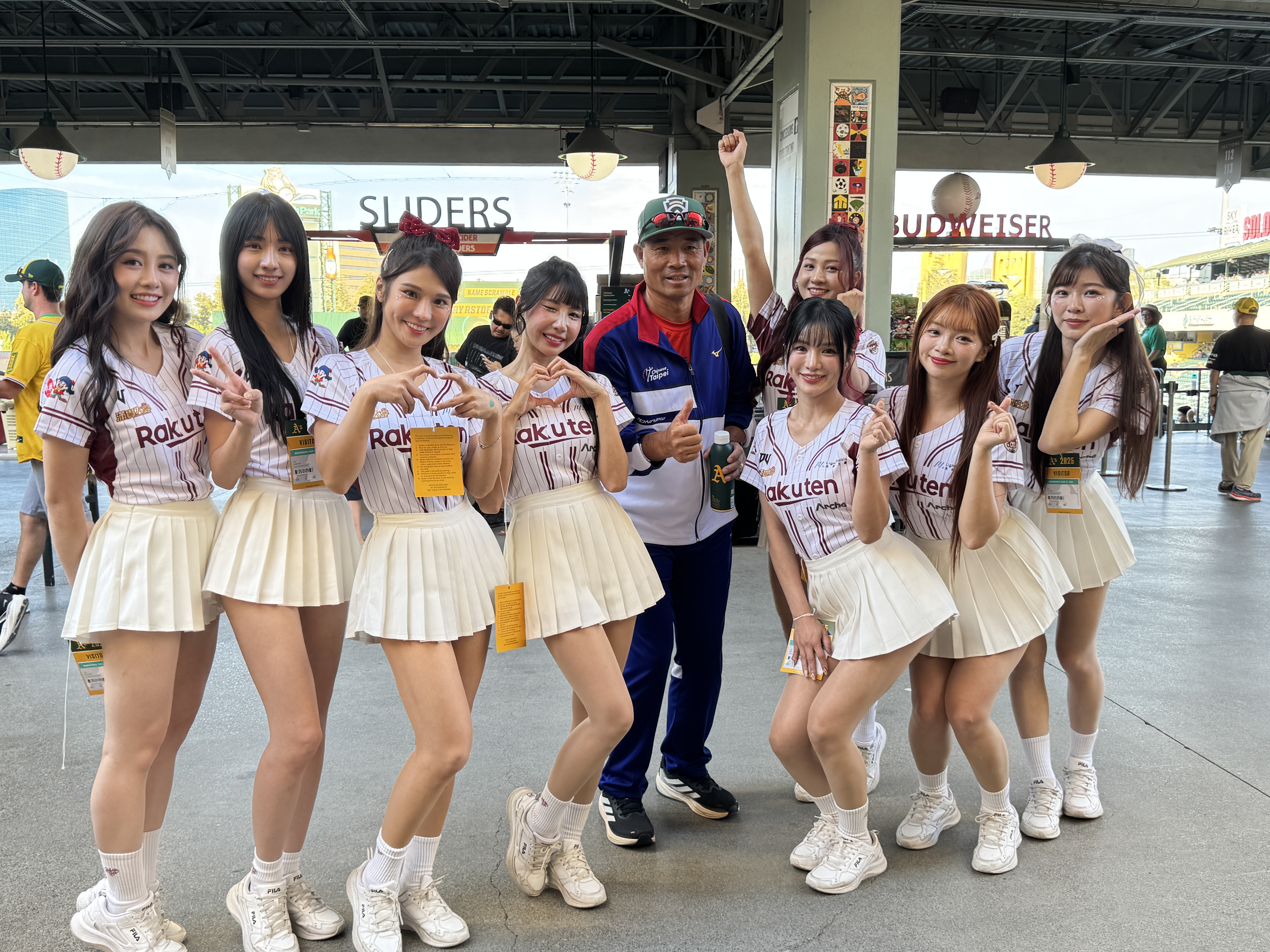 樂天桃猿》樂天女孩美國行巧遇東園少棒奪冠！　小將害羞合照變最暖插曲