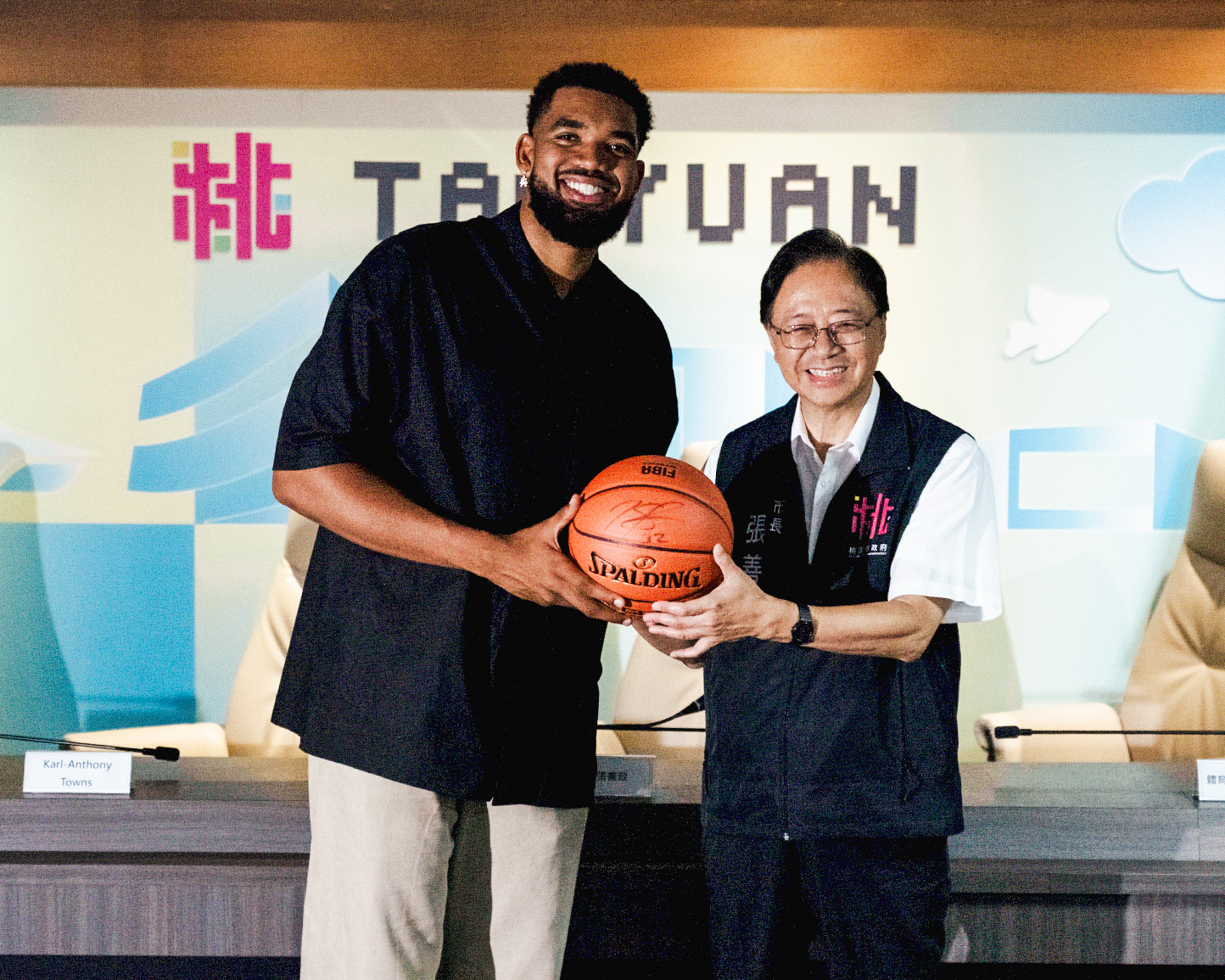 NBA》Towns拜訪桃園市政府　市長張善政邀請走訪大溪老街