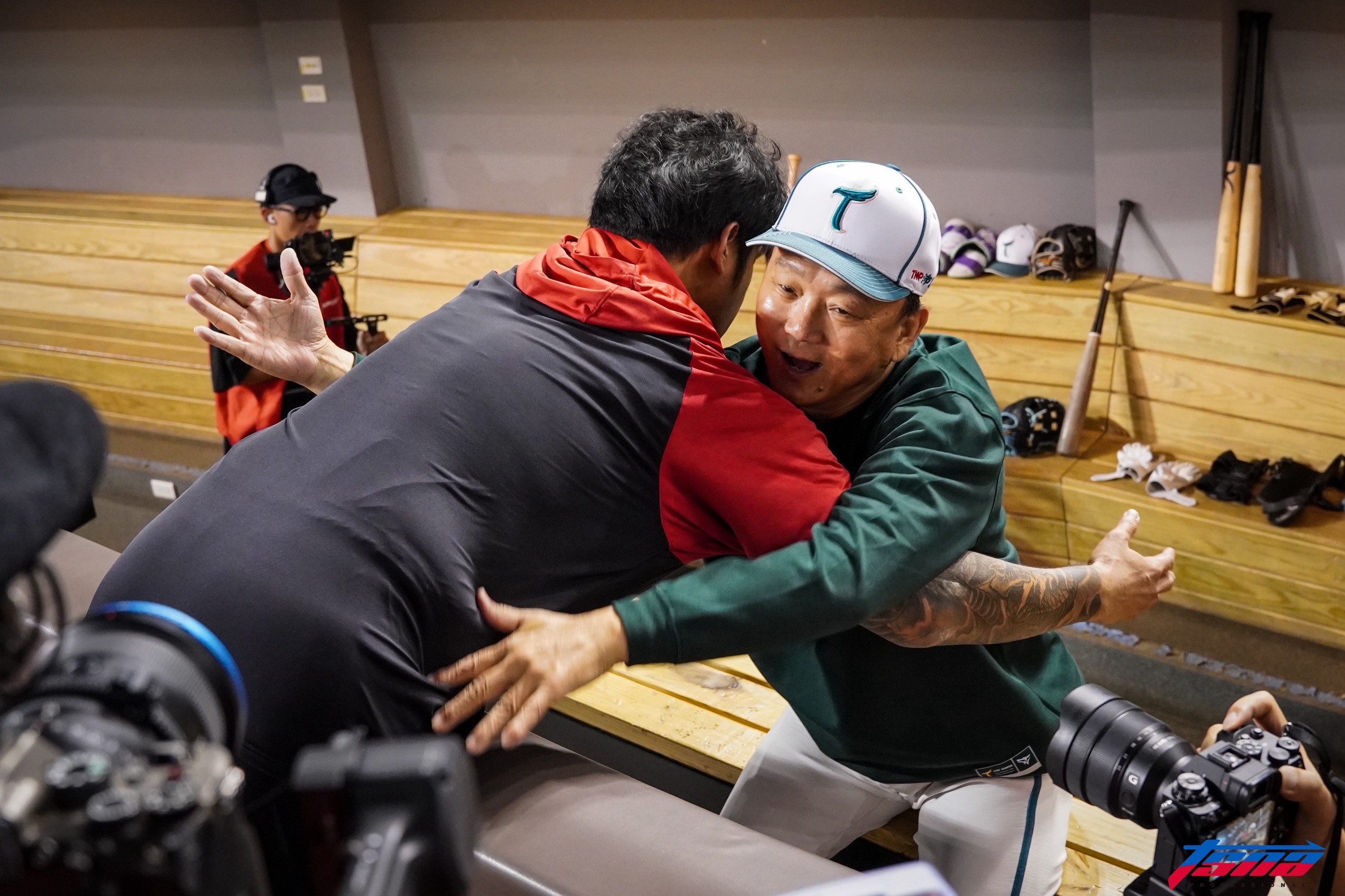 林智勝引退》想不到子弟兵主動相擁！　洪總：台灣最偉大打者之一