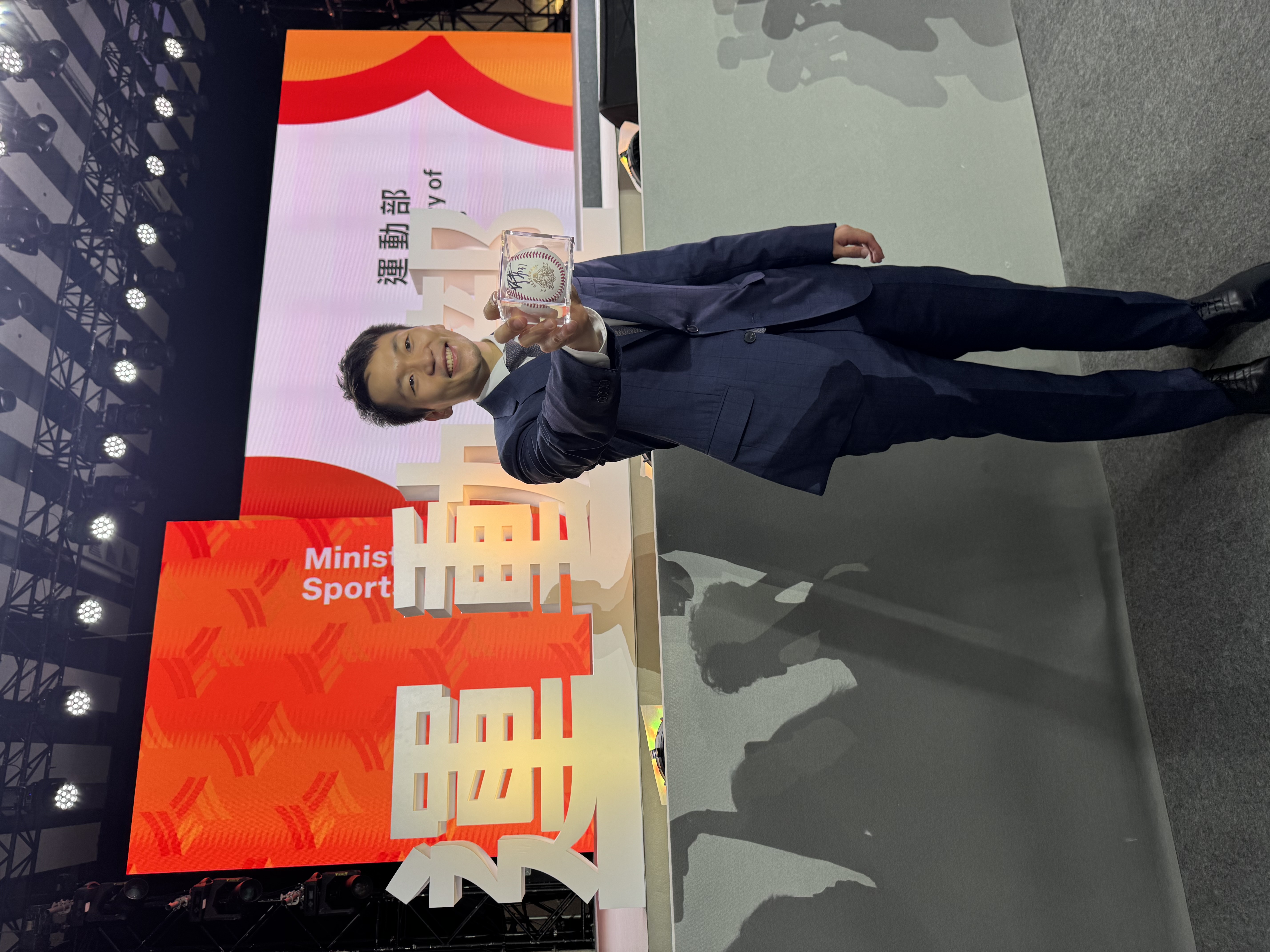 運動部掛牌》味全龍送林智勝引退簽名球祝賀　盼與李洋攜手讓體育環境更好