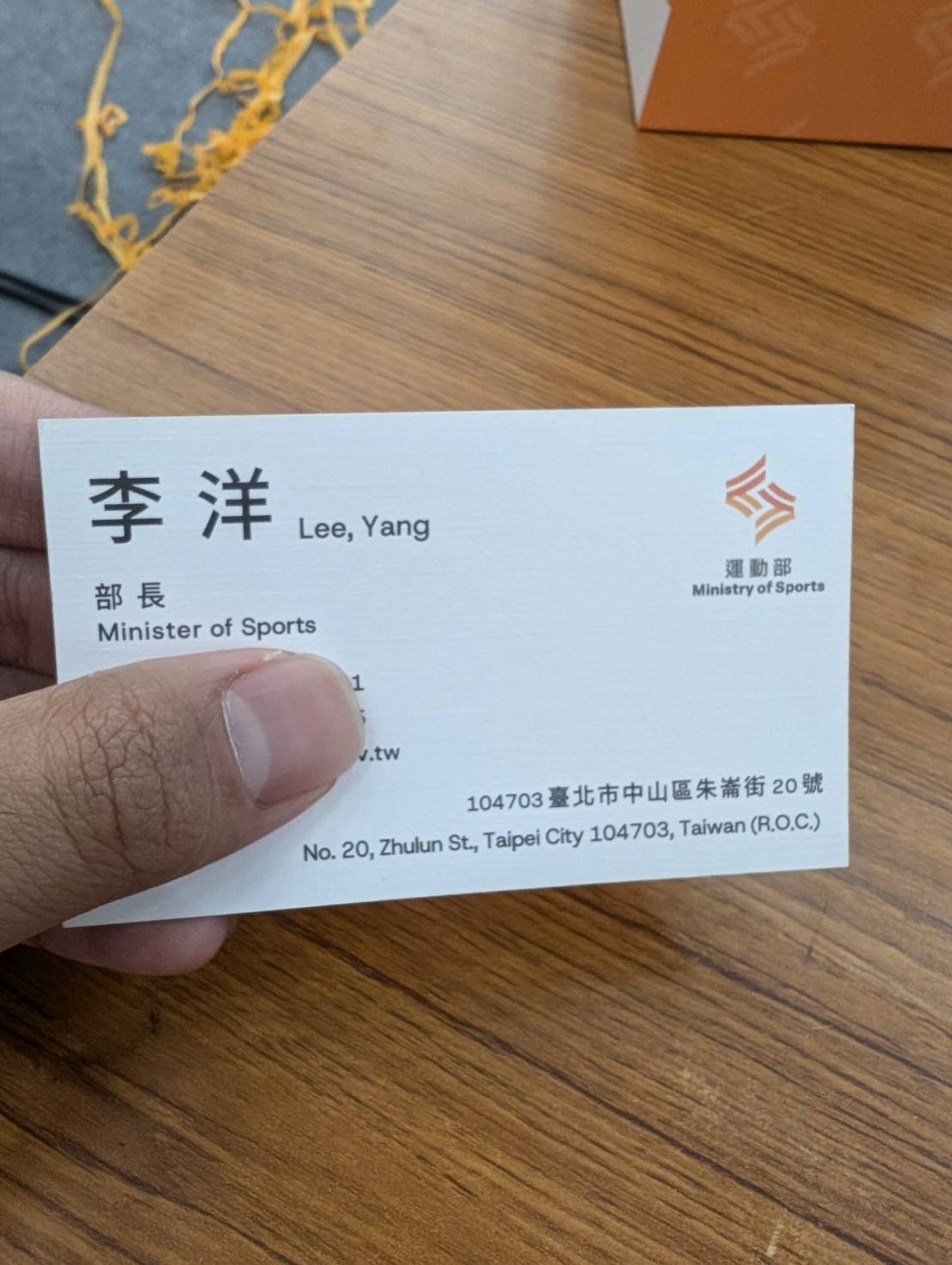 運動部掛牌》「李部長」新名片出爐！　向媒體笑稱：「請手下留情」