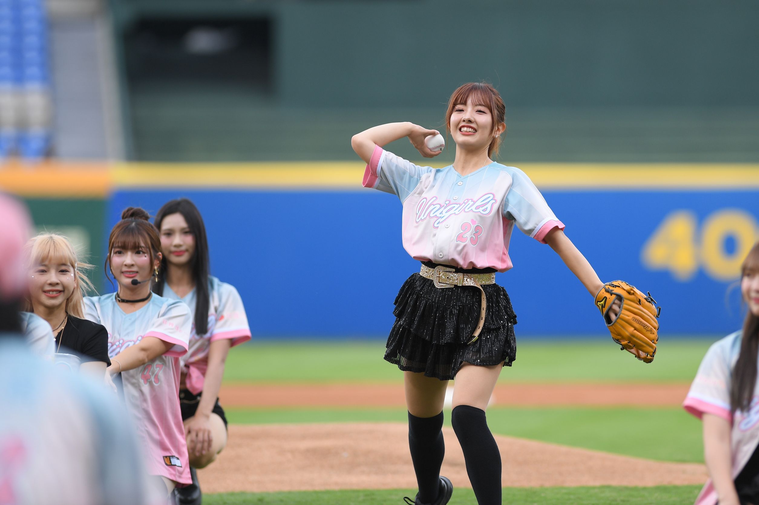 統一獅》Nozomi和Chihiro「翻側」開球好吸睛！　UG女孩日粉紅泡泡很夢幻