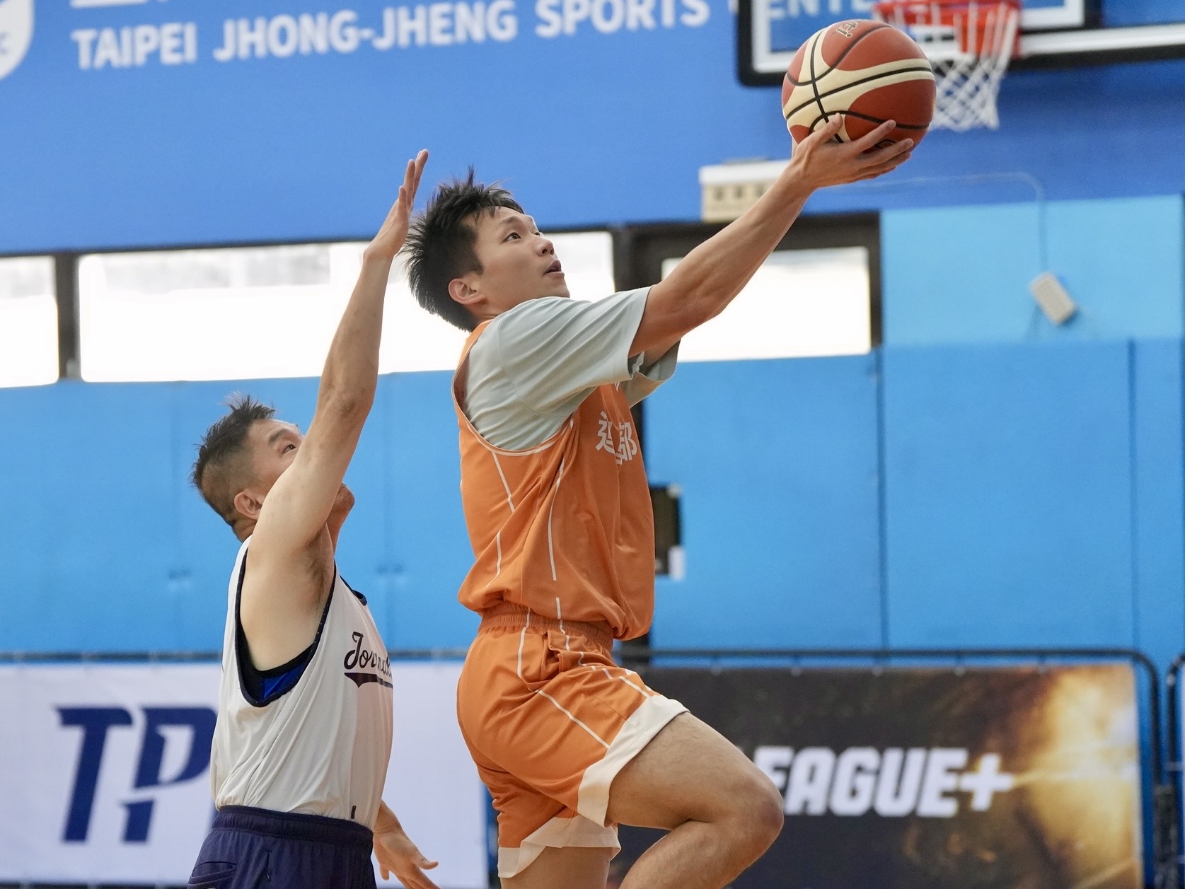 運動部》部長李洋快攻上籃　率同仁擊敗記者聯隊