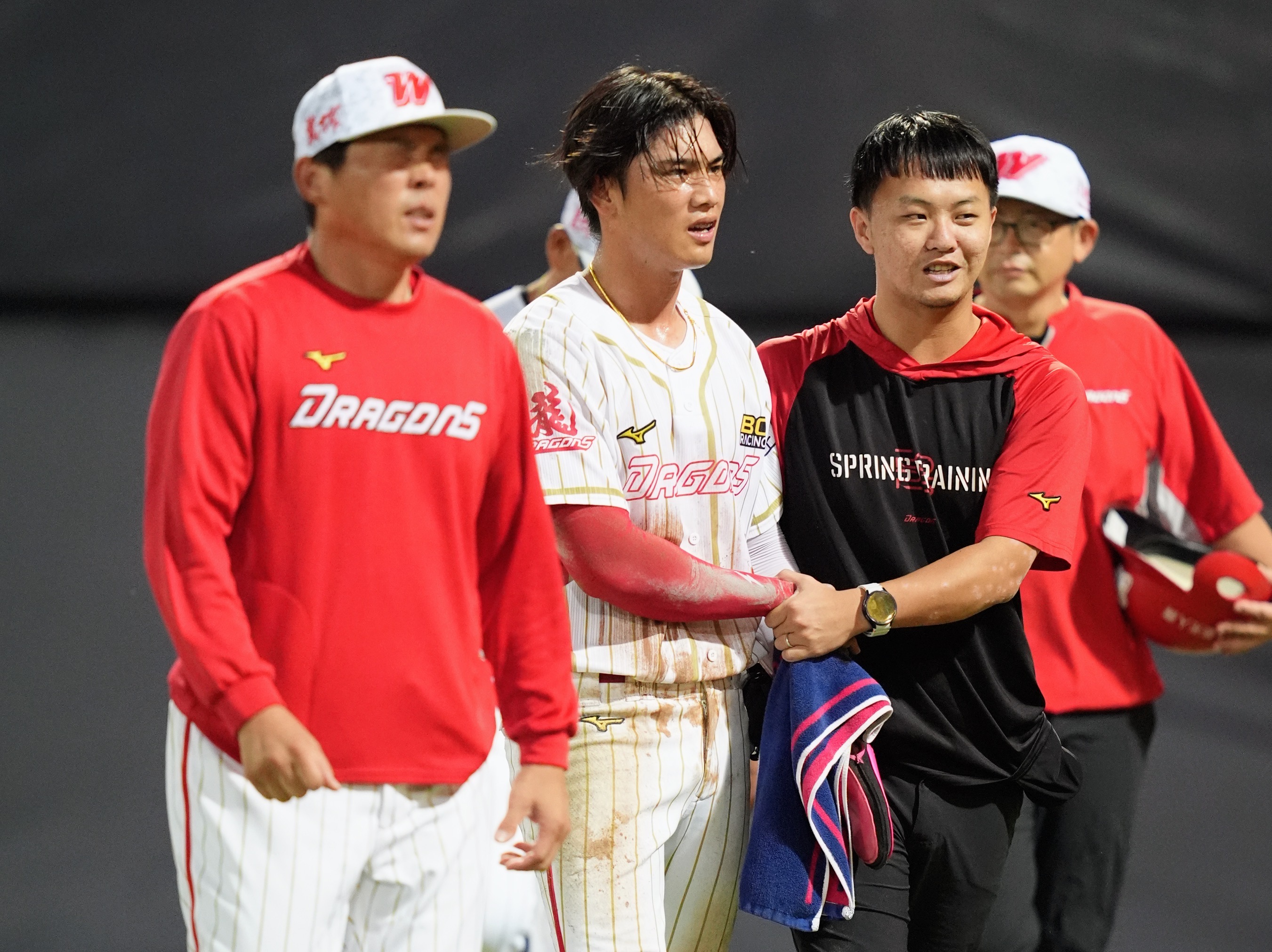 味全龍》本壘攻防戰壓迫受傷　曾聖安小指變形送醫治療