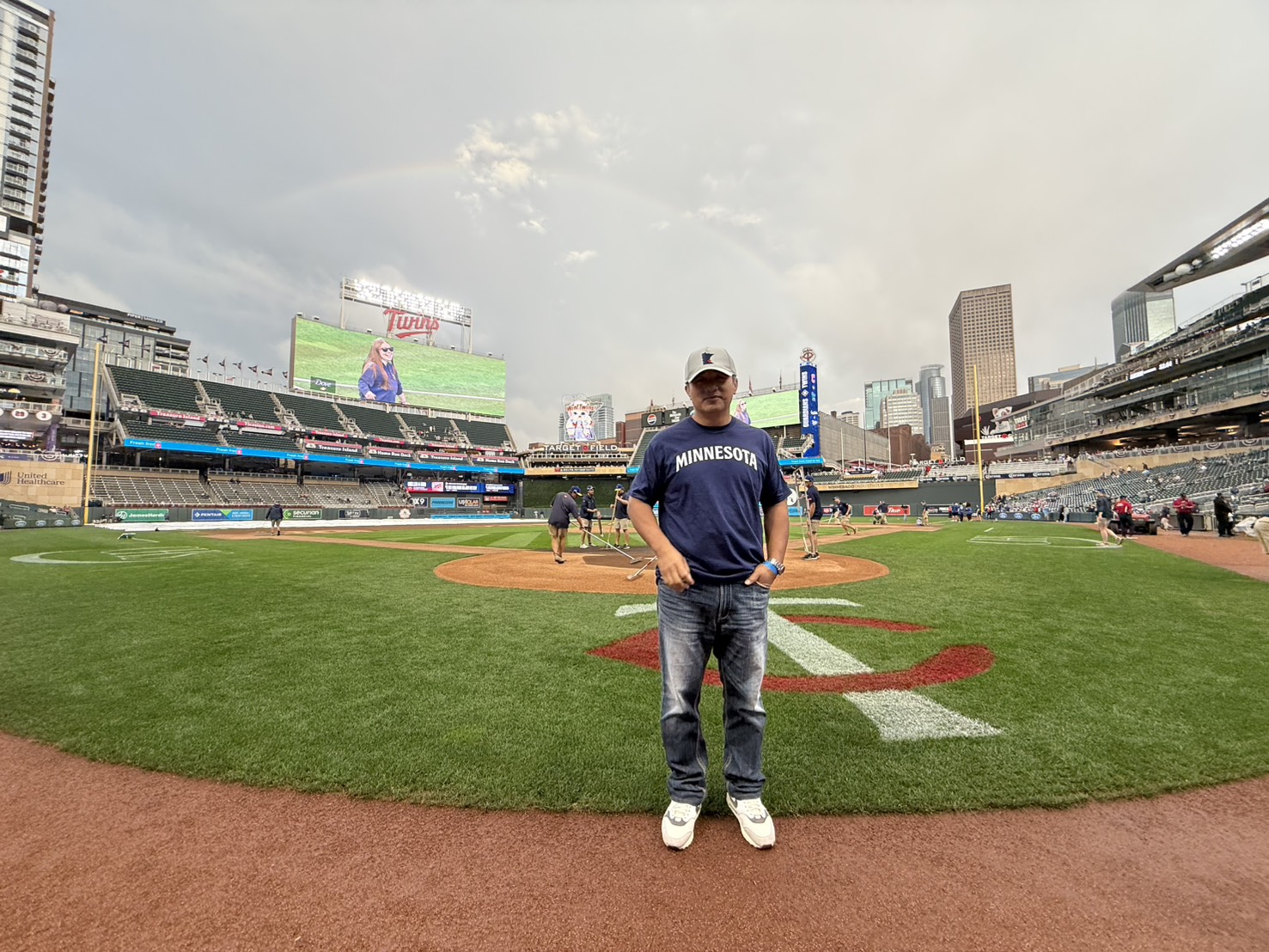 MLB》雙城「台灣日」張泰山開球好感動！　大批人潮排隊等簽名