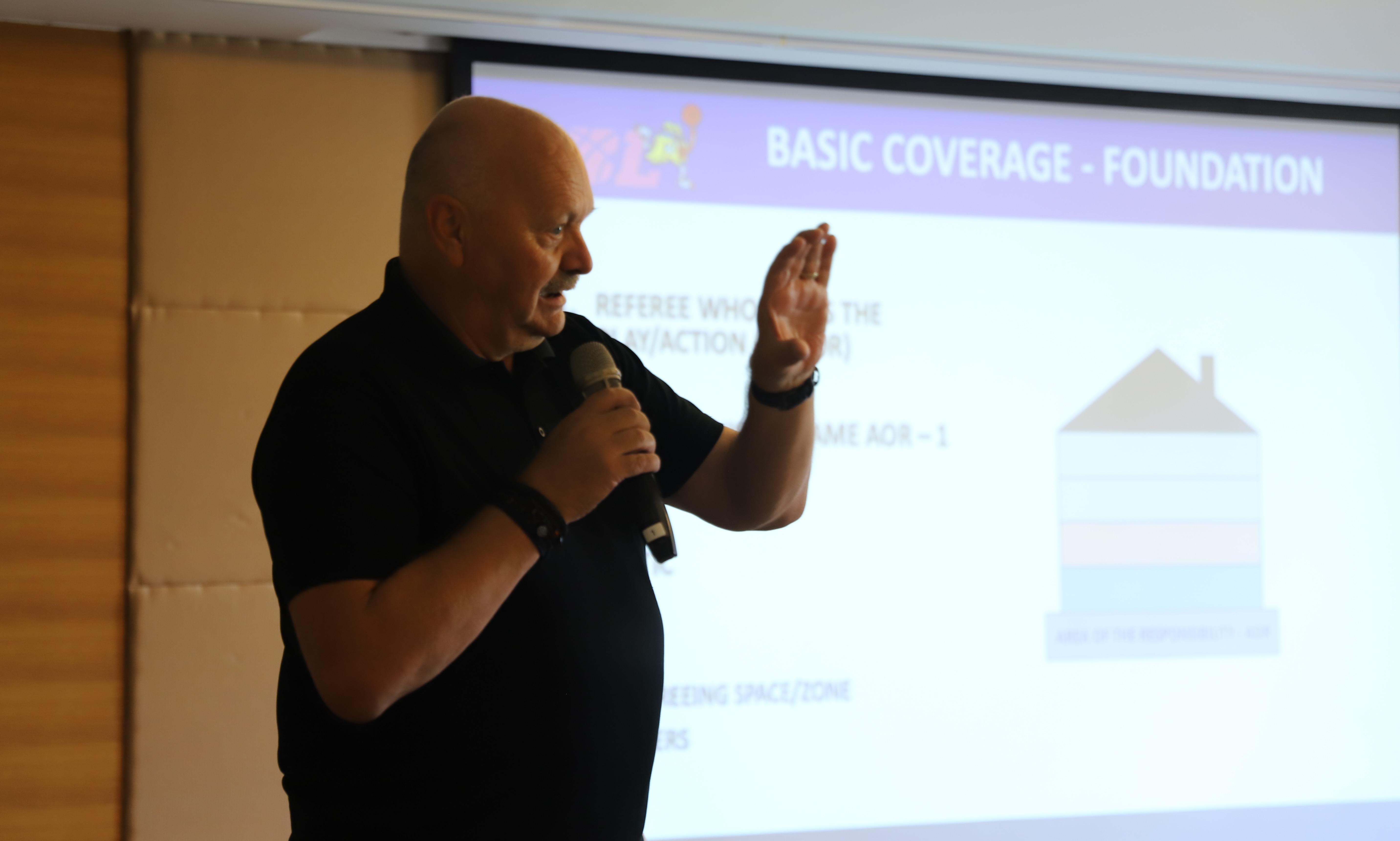 籃球》高中體總辦裁判共識營　奧運資深裁判分享授課