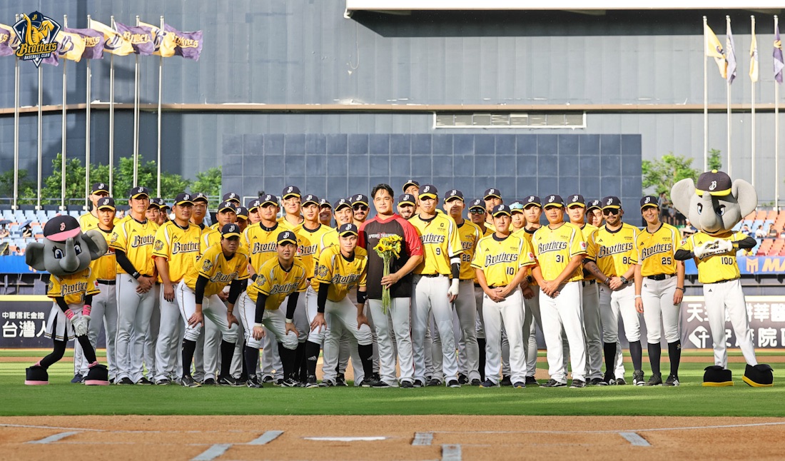 中信兄弟》林智勝引退球團給祝福！　全隊遞上向日葵代表「畢業」