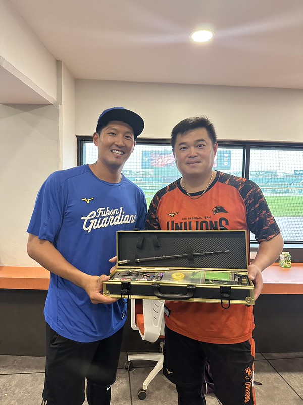 中職》老戰友同年引退　林哲瑄送釣蝦器具給胡金龍