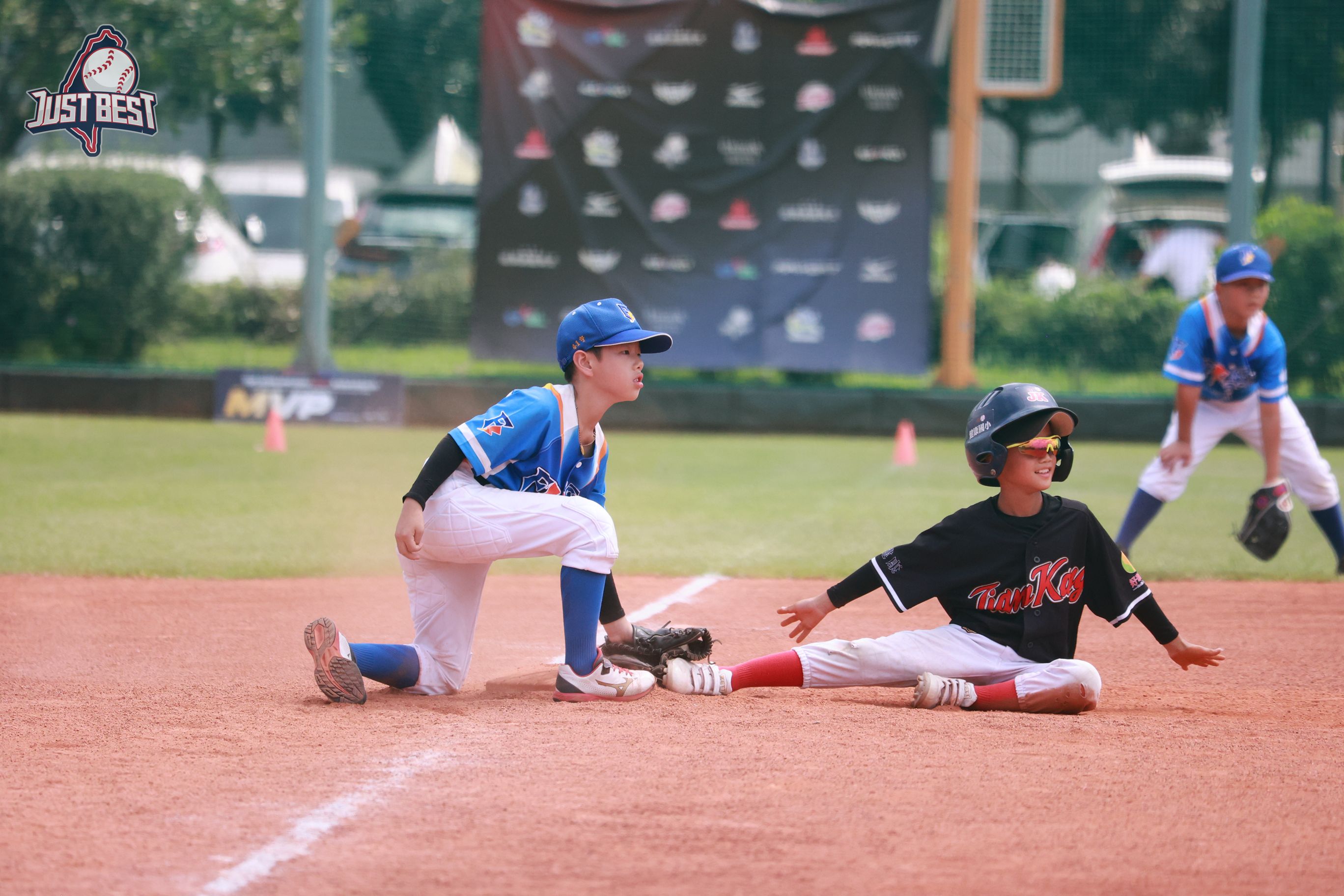 臺北就是棒》健康國小戰平親子勇士 親子勇士苦戰四局勝藍色閃電(白)