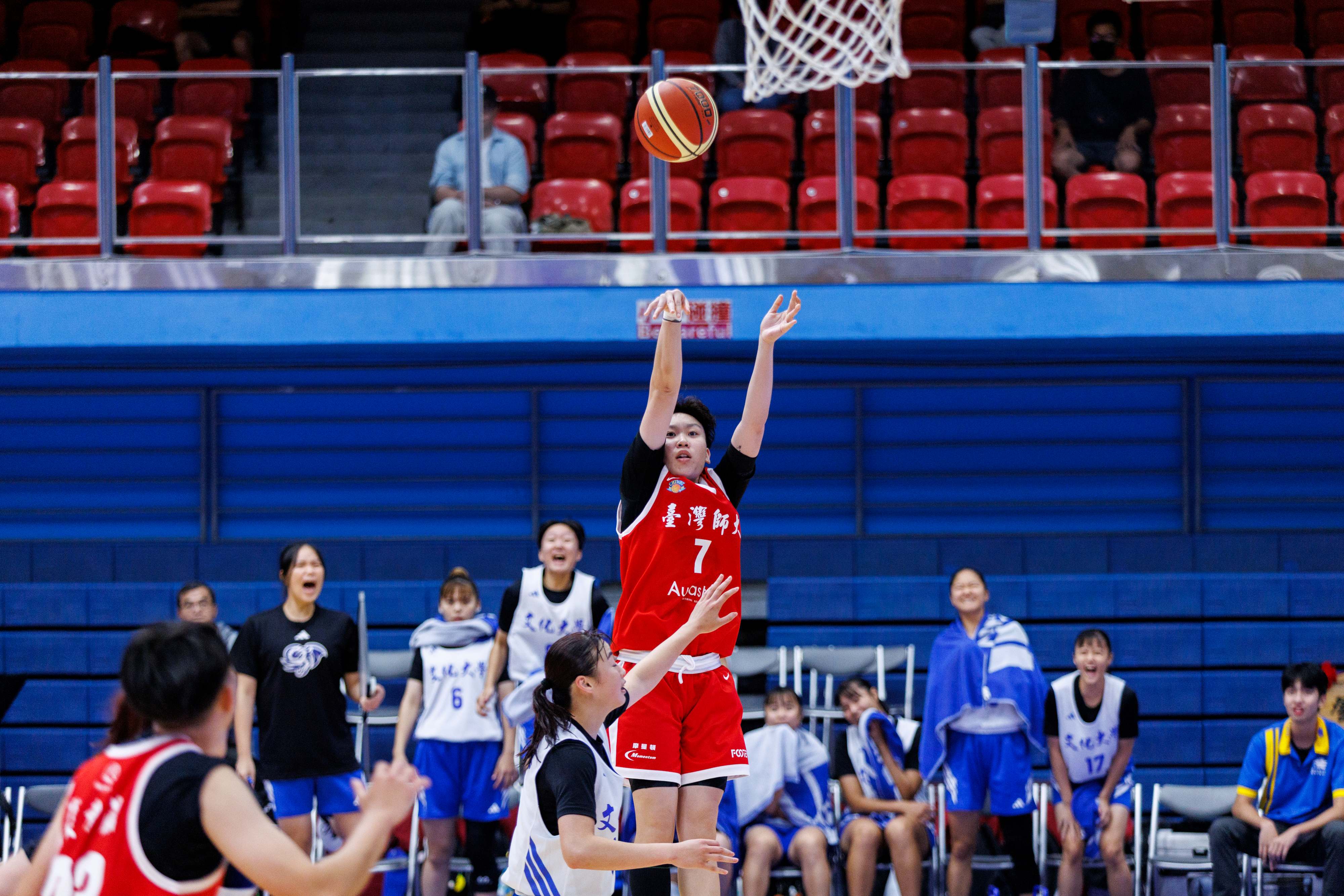 興富發登峰造極青年籃球賽》女子組臺灣師大絕殺文化　上海交大擊退深圳