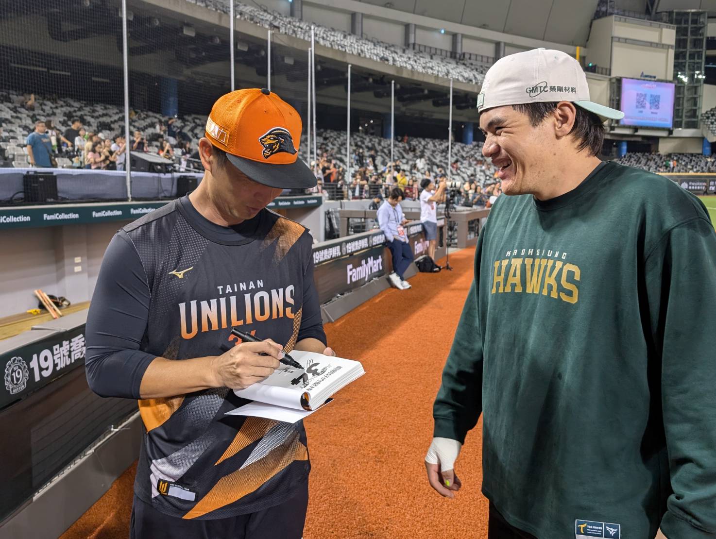 統一獅》張肇元「深入敵營」原來是要簽名　高志綱笑喊：要交500字心得