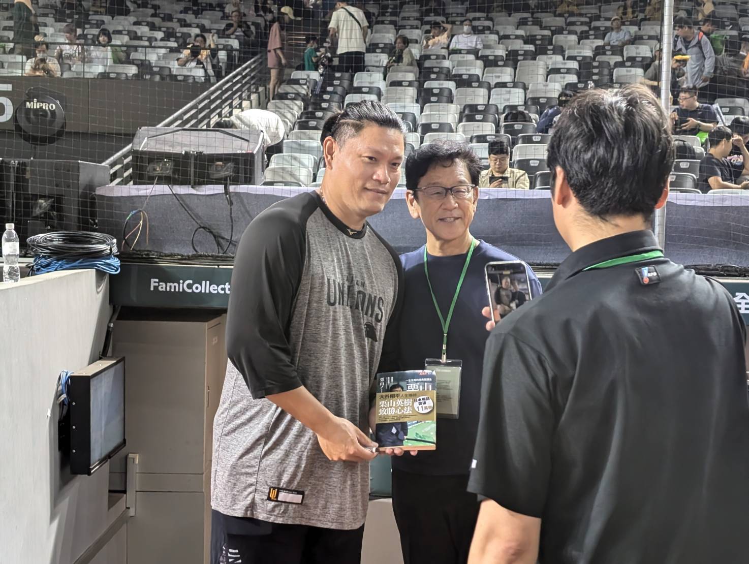 統一獅》潘威倫向栗山英樹要簽名　對方讚嘟嘟沉穩的魅力