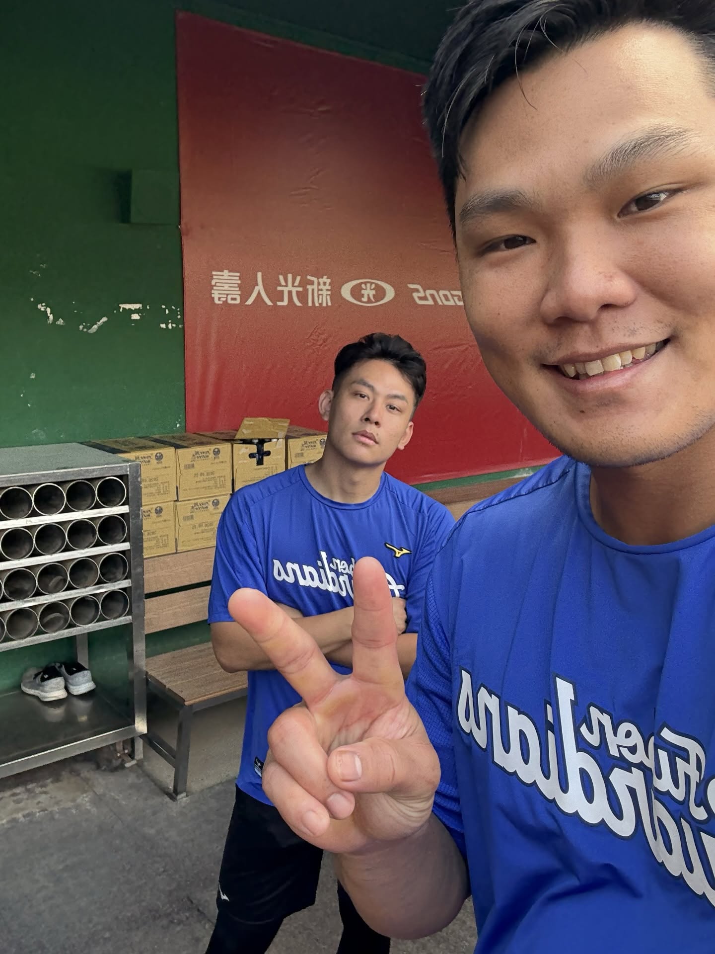 富邦悍將》你好啊！范國宸誤玩權喜原手機自拍被PO上網　嚇到留言道歉：再也不敢