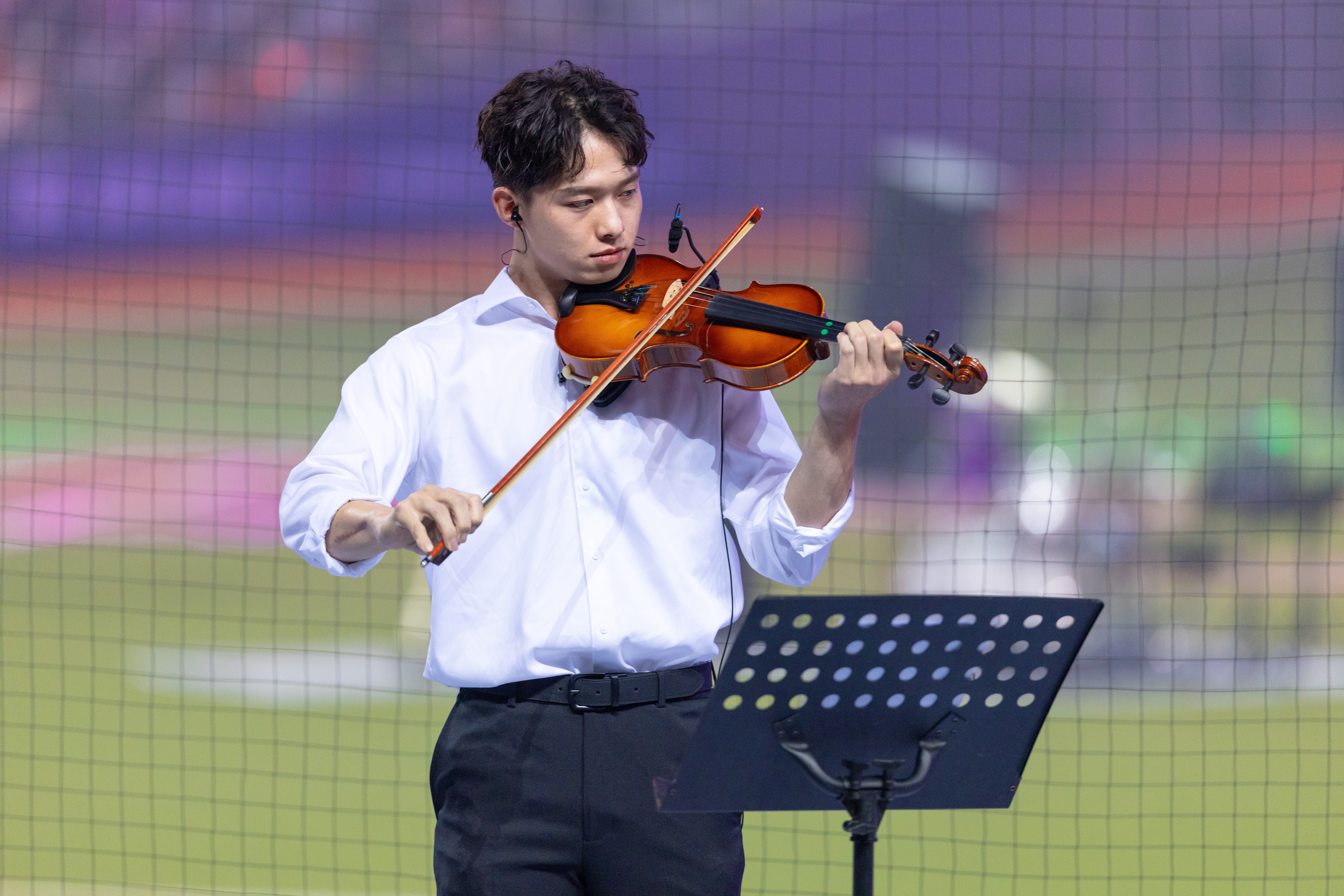 台鋼雄鷹》曾子祐穿白襯衫拉小提琴球迷直呼戀愛了　他真的有底子