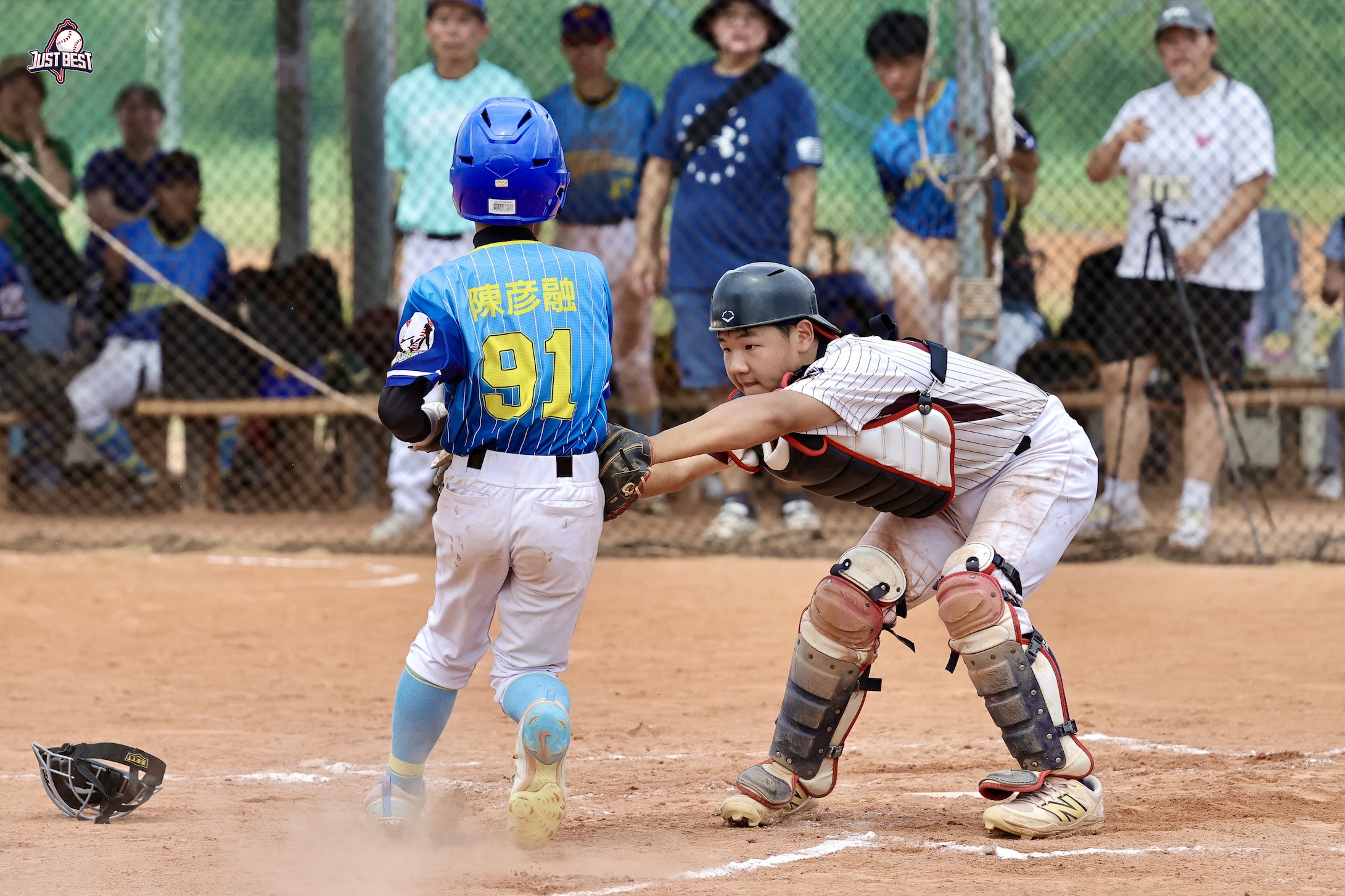 臺北就是棒》親子勇士(藍)與火焰勇士韌性對決不分上下 WHB魔法師單日進帳2勝穩居龍頭