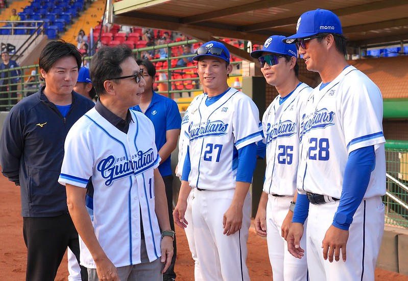 二軍冠軍賽》富邦大董蔡明忠去嘉義跟林威助聊很久　台鋼、富邦拉鋸1勝1敗