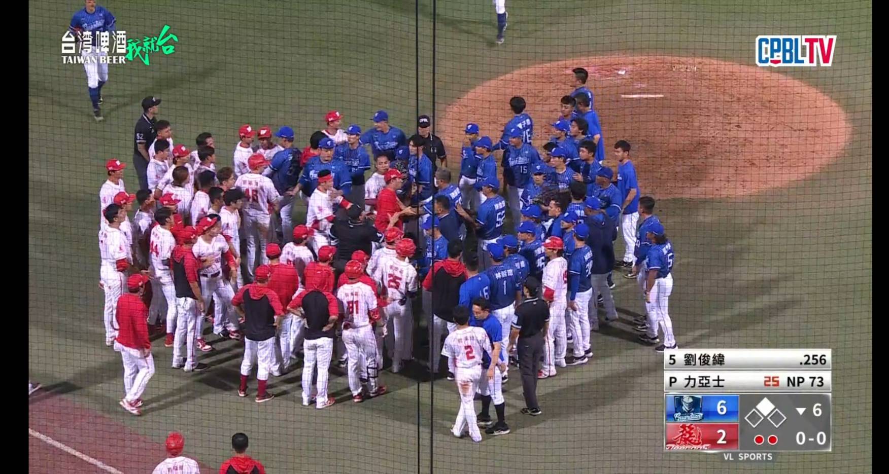 中職》力亞士連續觸身球讓味全龍不爽　兩隊板凳清空